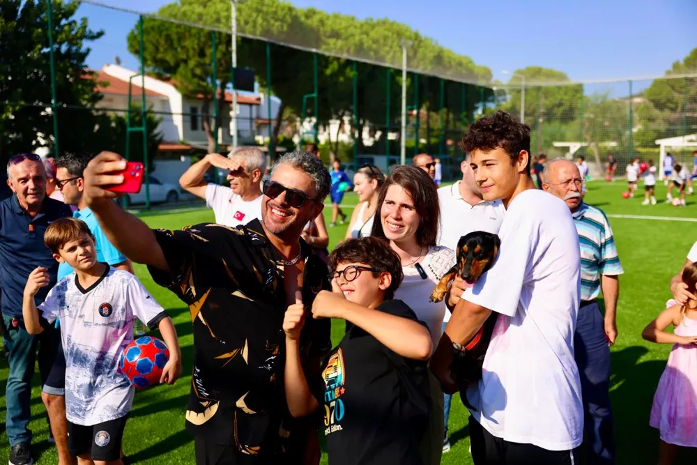  Çeşme Belediye Başkanı Lal Denizli, yenilenen Ilıca Ahmet Keleş Spor Tesisi’nin açılışında yaptığı konuşmada, tesisin geçmişte olduğu gibi yeni nesillere ev sahipliği yapmaya devam edeceğini belirtti