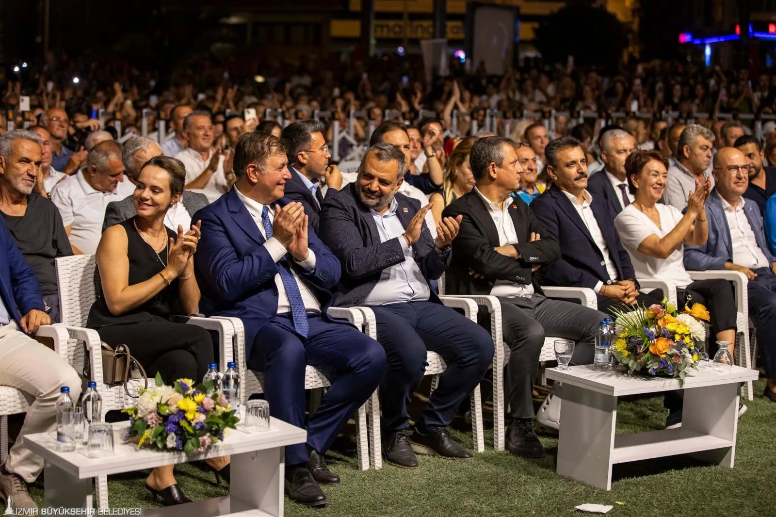 İzmir'in Dikili ilçesinde düzenlenen 38. Dikili Kültür, Demokrasi ve Emek Festivali, CHP Genel Başkanı Özgür Özel'in katılımıyla başladı.