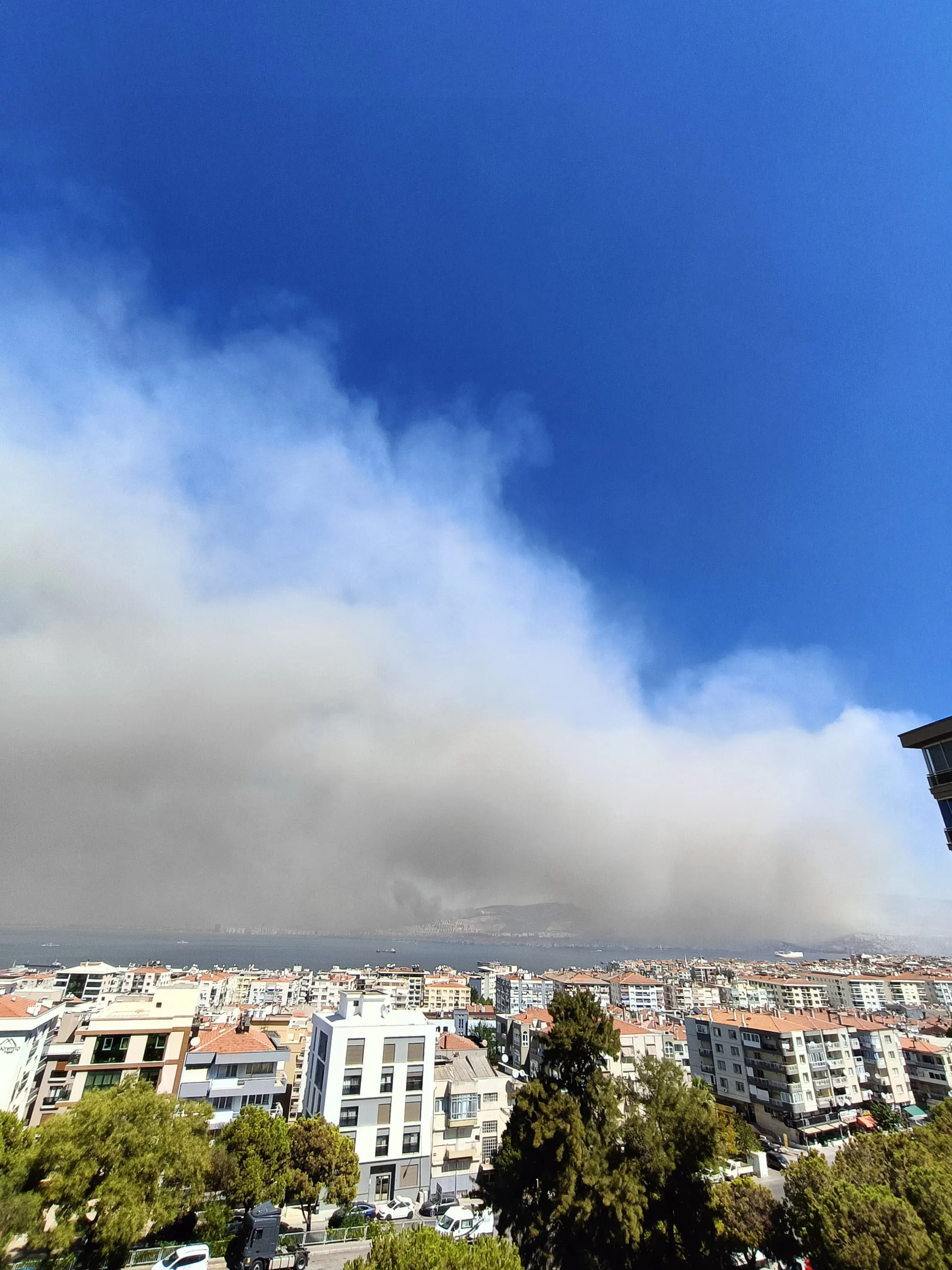 İzmir’in Karşıyaka ilçesi Yamanlar Dağı’nda ormanlık alandaki yangınla mücadele sürerken, yangından dolayı gökyüzüne yükselen dumanlar şehrin neredeyse her ilçesinden görünüyor.