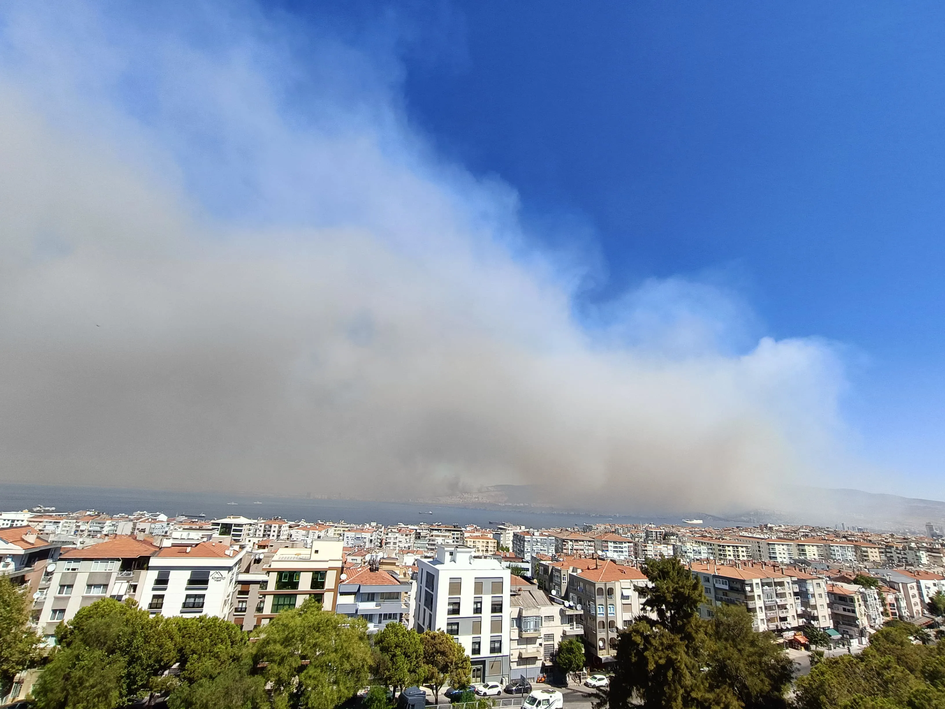 İzmir’in Karşıyaka ilçesi Yamanlar Dağı’nda ormanlık alandaki yangınla mücadele sürerken, yangından dolayı gökyüzüne yükselen dumanlar şehrin neredeyse her ilçesinden görünüyor.