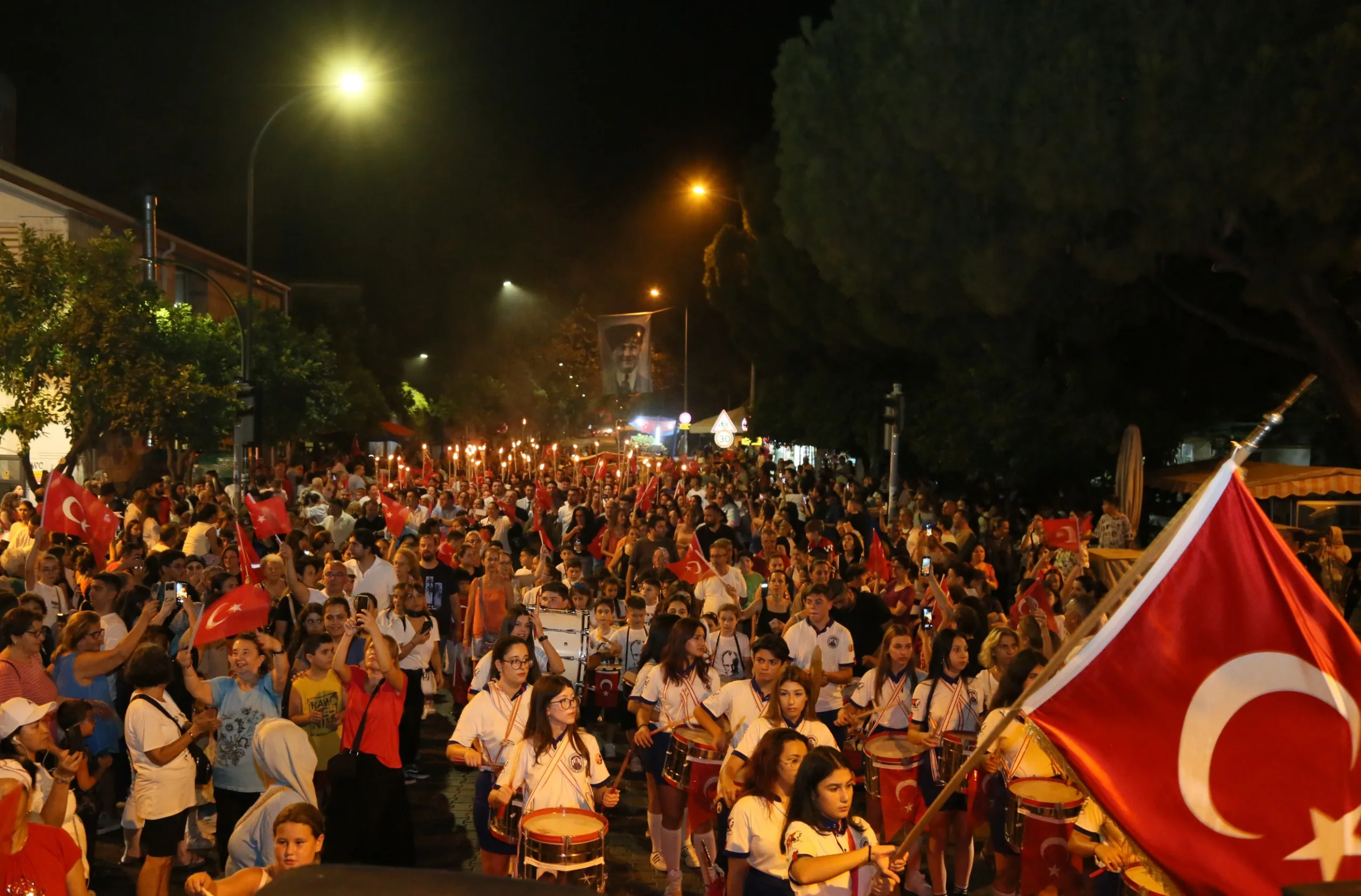 Efes Selçuk, 30 Ağustos Zaferi’nin 102. yılını görkemli bir şekilde kutladı. Fener Alayı ve Emre Fel konserinin yer aldığı etkinliklerde vatandaşlar büyük bir coşku yaşadı. 