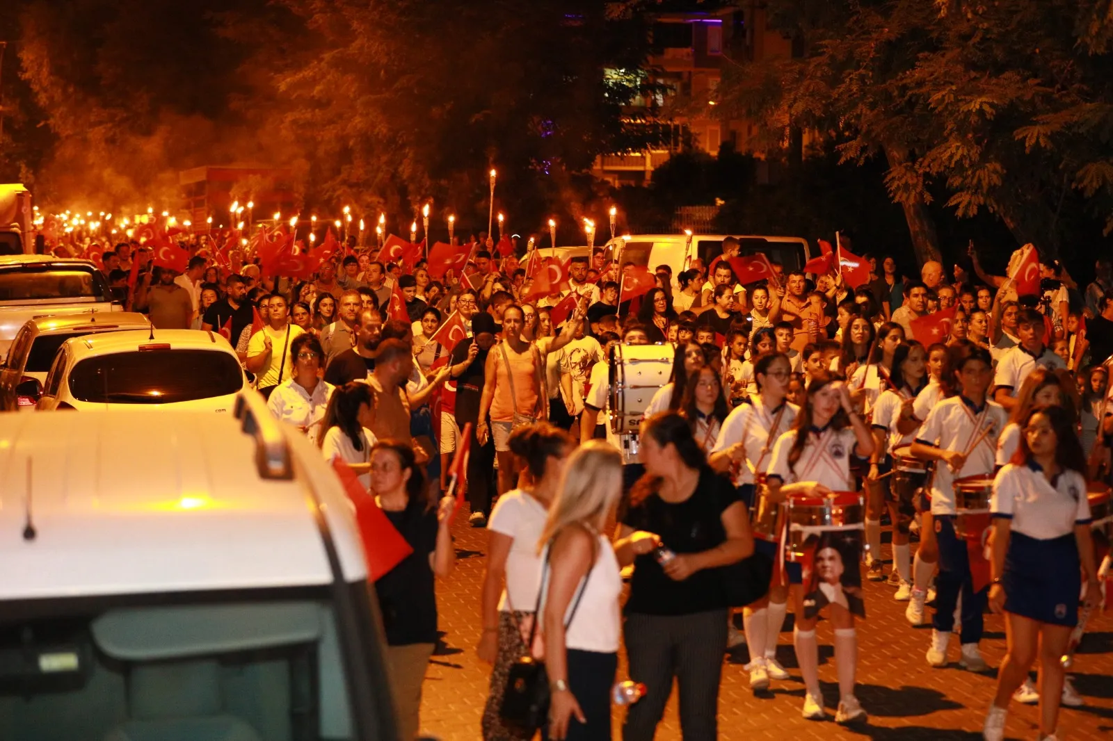 Efes Selçuk, 30 Ağustos Zaferi’nin 102. yılını görkemli bir şekilde kutladı. Fener Alayı ve Emre Fel konserinin yer aldığı etkinliklerde vatandaşlar büyük bir coşku yaşadı. 