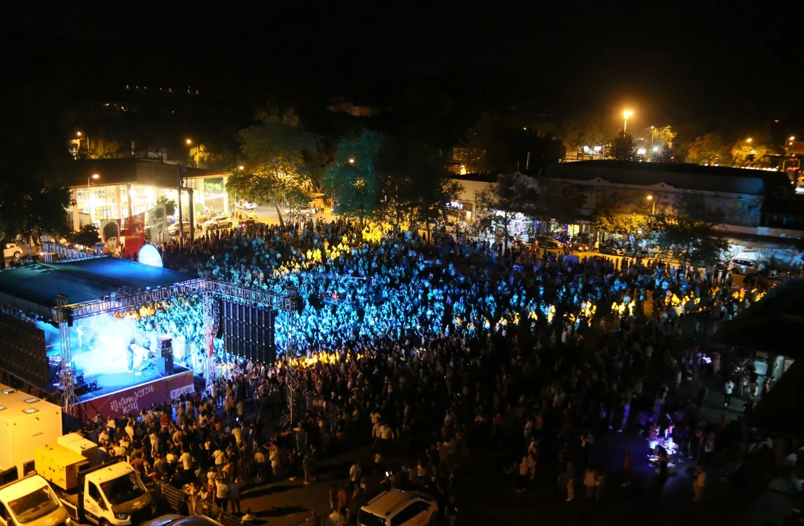 Efes Selçuk, 30 Ağustos Zaferi’nin 102. yılını görkemli bir şekilde kutladı. Fener Alayı ve Emre Fel konserinin yer aldığı etkinliklerde vatandaşlar büyük bir coşku yaşadı. 