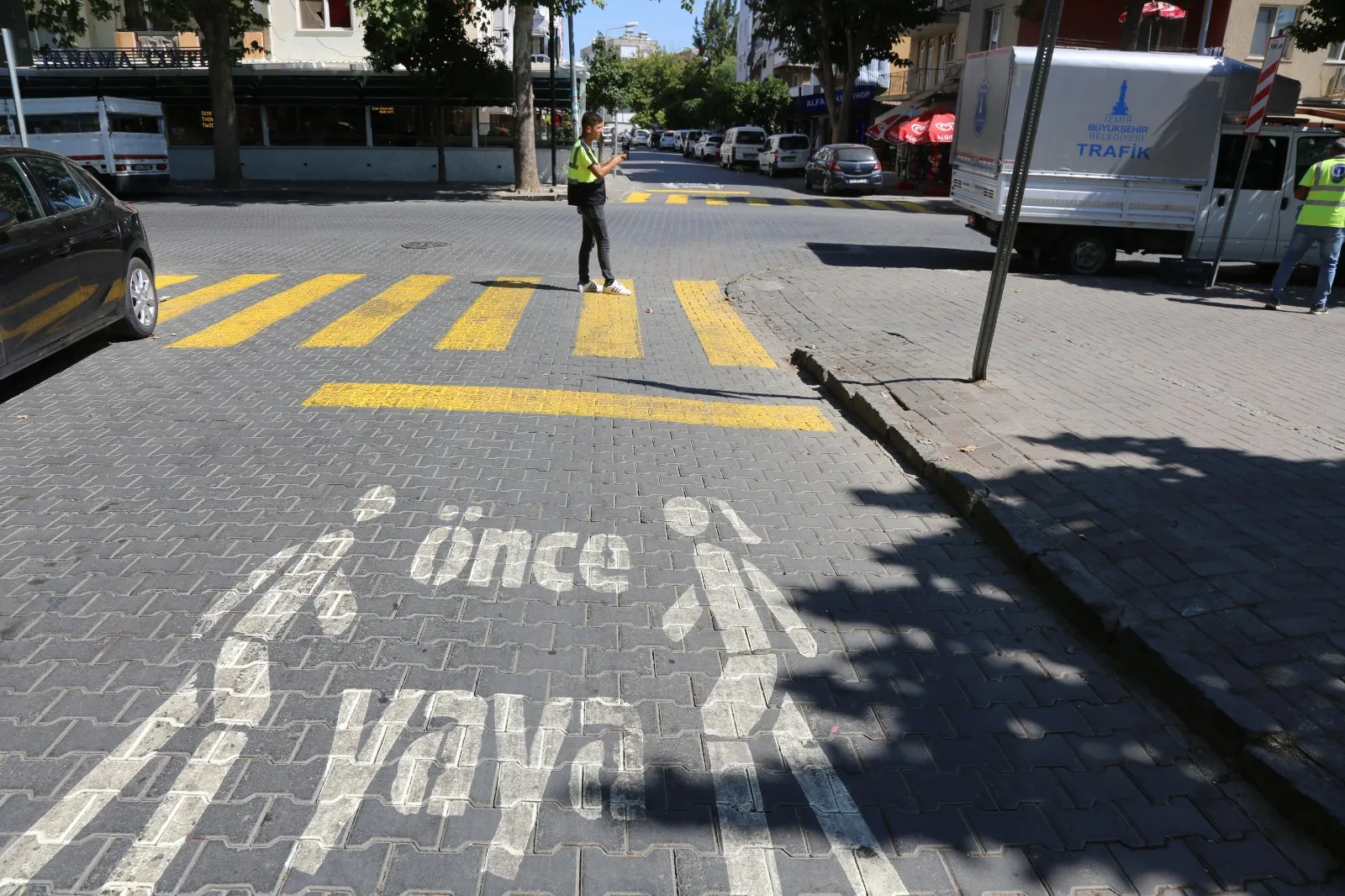 İzmir Büyükşehir Belediyesi, Efes Selçuk'ta öğrencilerin daha güvenli ve keyifli bir eğitim ortamına sahip olmaları için okul bahçelerine bisiklet park yerleri yaptı. 