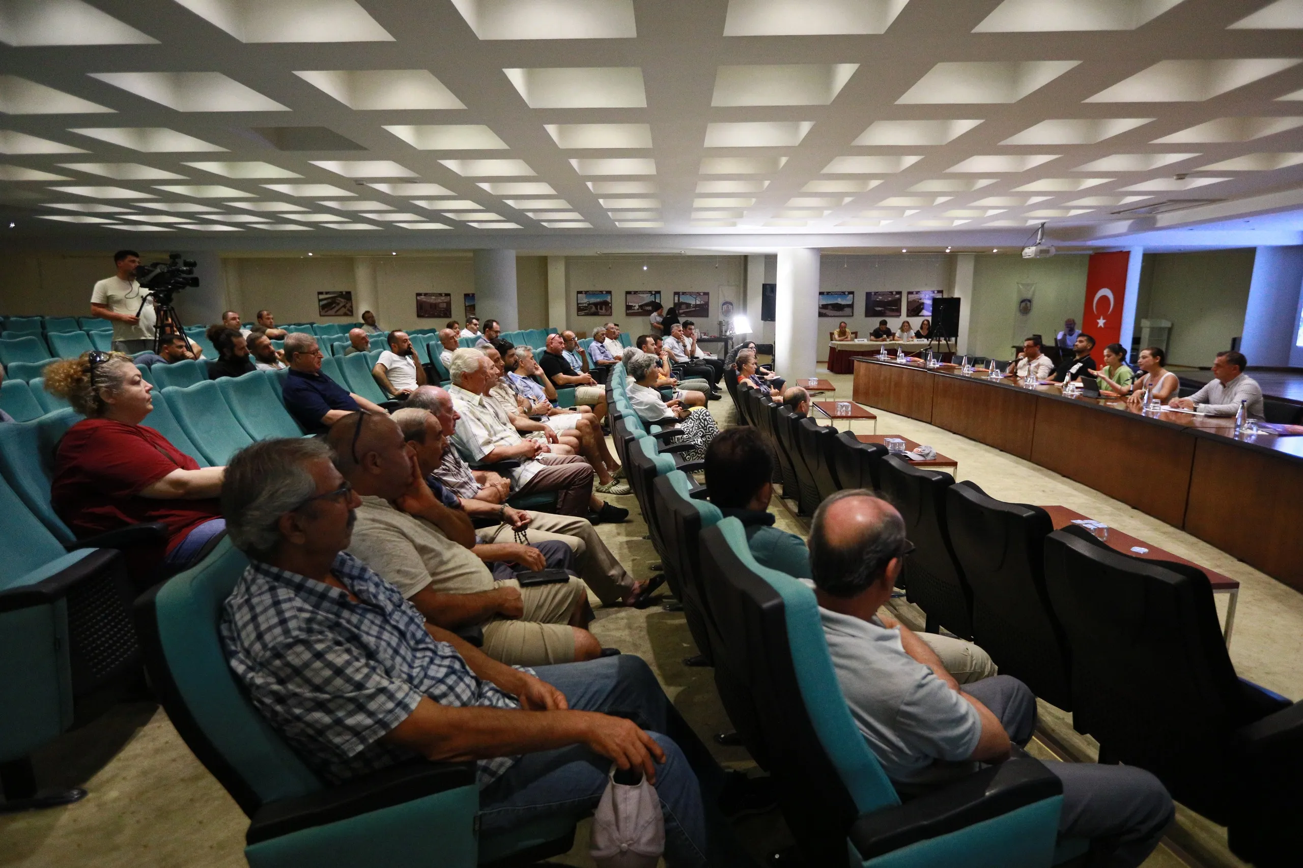 Efes Selçuk'ta çarşı merkezinde başlayacak olan altyapı çalışmaları öncesinde esnaf ve vatandaşlar bilgilendirildi. 