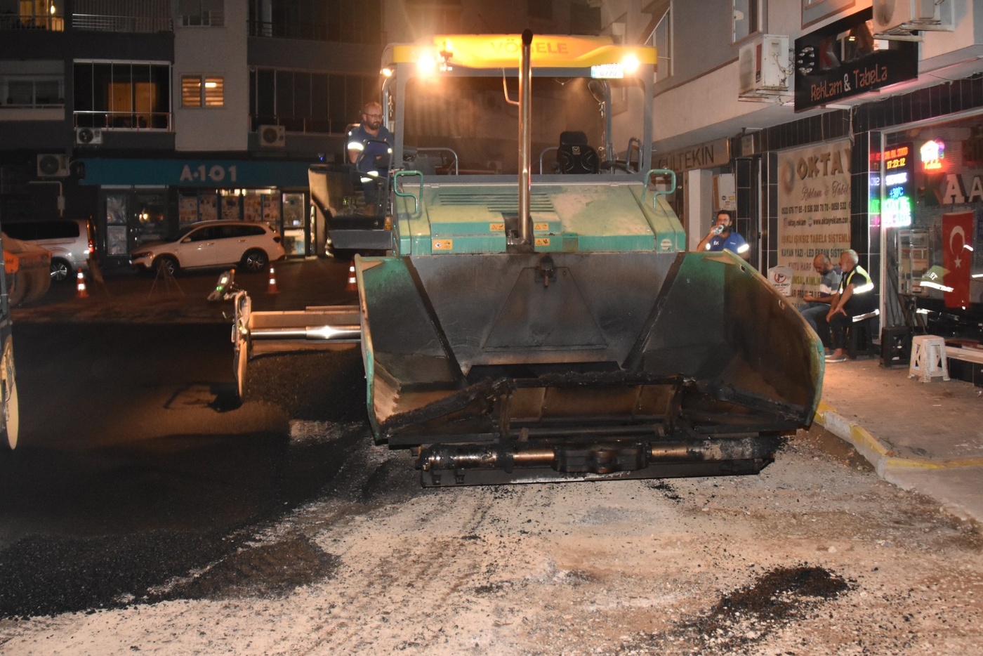 Balçova'da İzmir Büyükşehir Belediyesi ve Balçova Belediyesi işbirliğiyle başlatılan asfaltlama çalışmaları kapsamında Ziya Gökalp Caddesi baştan aşağı yenileniyor. 