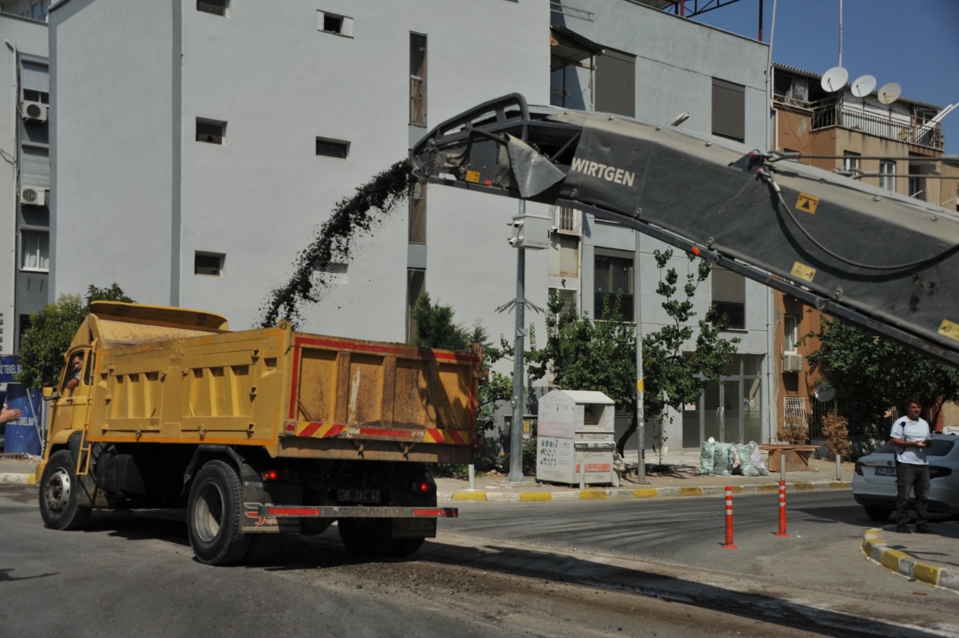 Balçova'da İzmir Büyükşehir Belediyesi ve Balçova Belediyesi işbirliğiyle başlatılan asfaltlama çalışmaları kapsamında Ziya Gökalp Caddesi baştan aşağı yenileniyor. 