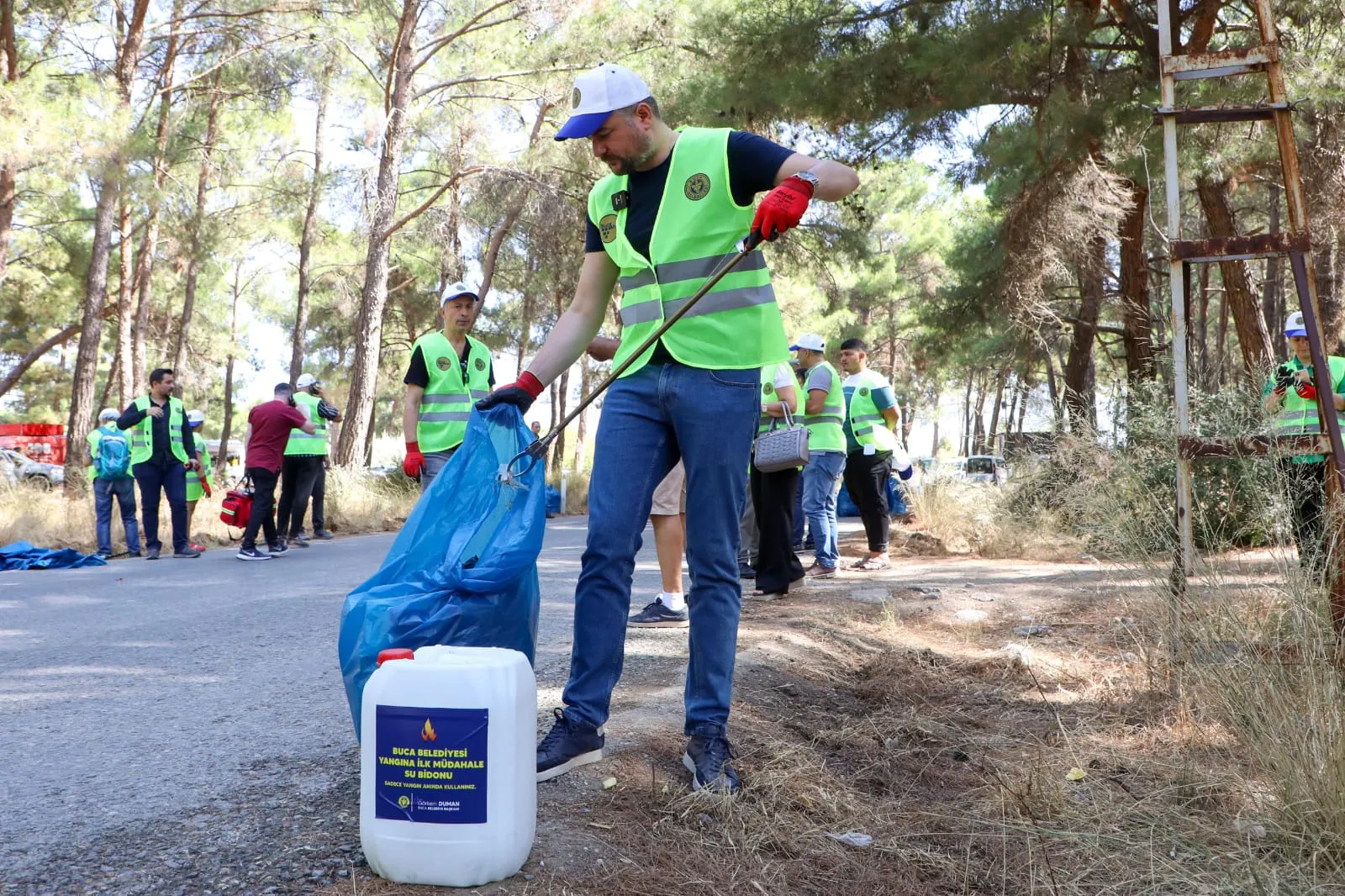 Hava sıcaklıklarının artmasıyla birlikte orman yangını tehlikesi de artarken, Buca Belediyesi vatandaşlarla birlikte yeşil alanları korumak için kolları sıvadı. 