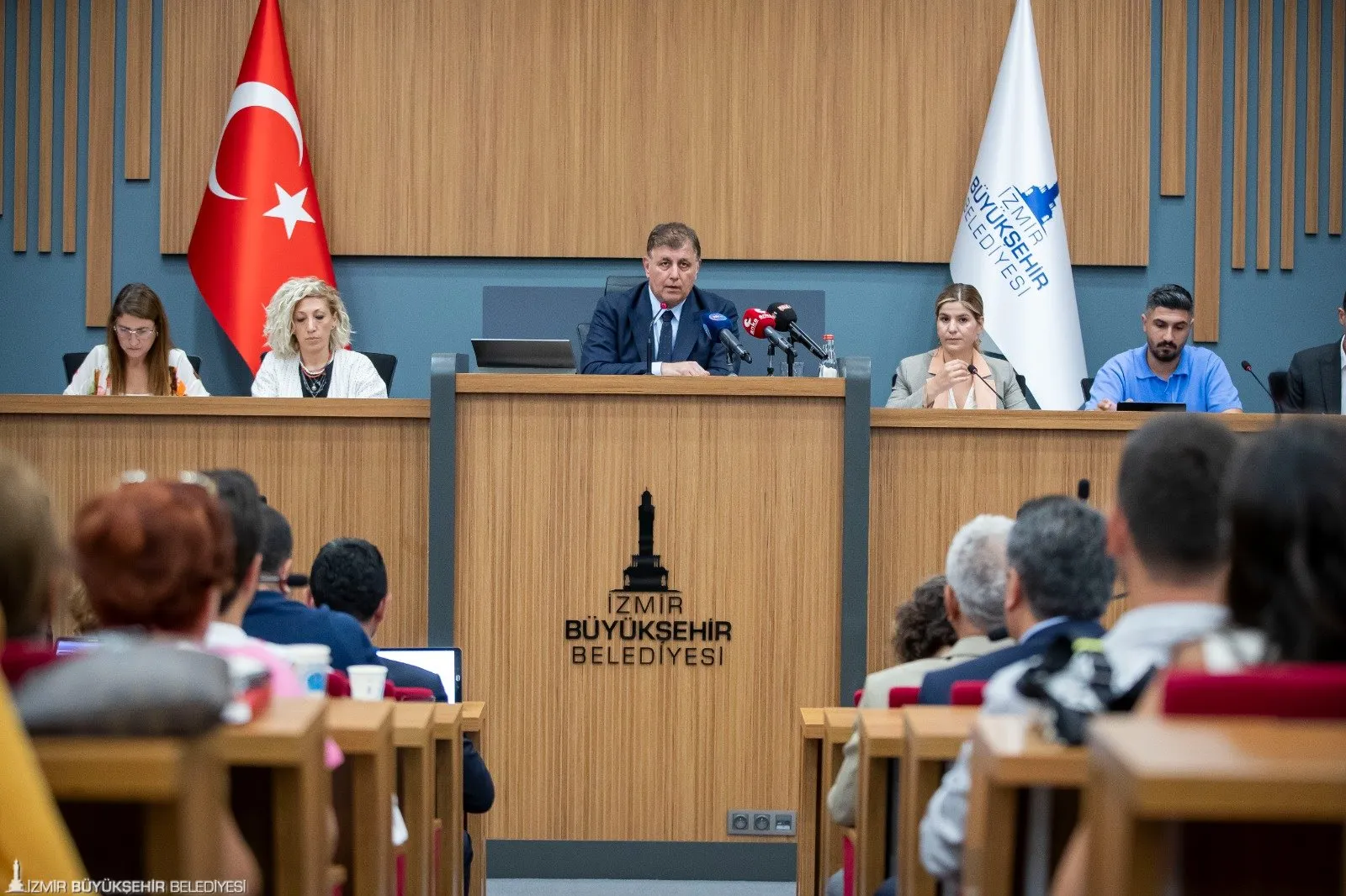 İzmir Büyükşehir Belediyesi, Yamanlar Dağı'ndaki yangın felaketinin ardından mağdur vatandaşlara yardım için komisyon kurma kararı aldı. 