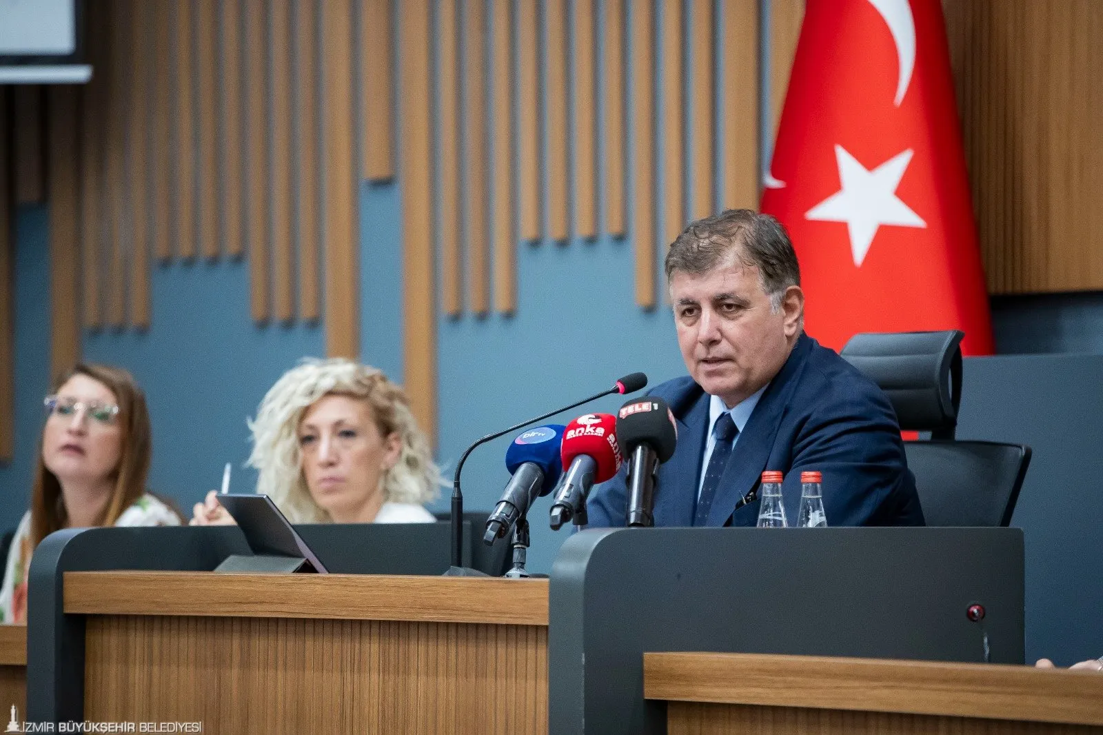 İzmir Büyükşehir Belediyesi, Yamanlar Dağı'ndaki yangın felaketinin ardından mağdur vatandaşlara yardım için komisyon kurma kararı aldı. 