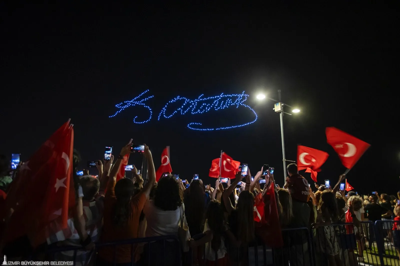 İzmir Büyükşehir Belediyesi'nin düzenlediği 500 dronluk gösteri, Gündoğdu Meydanı'nı görsel bir şölene dönüştürdü. Atatürk portresi, Türk bayrağı ve daha birçok sembol, gökyüzünde hayat buldu.