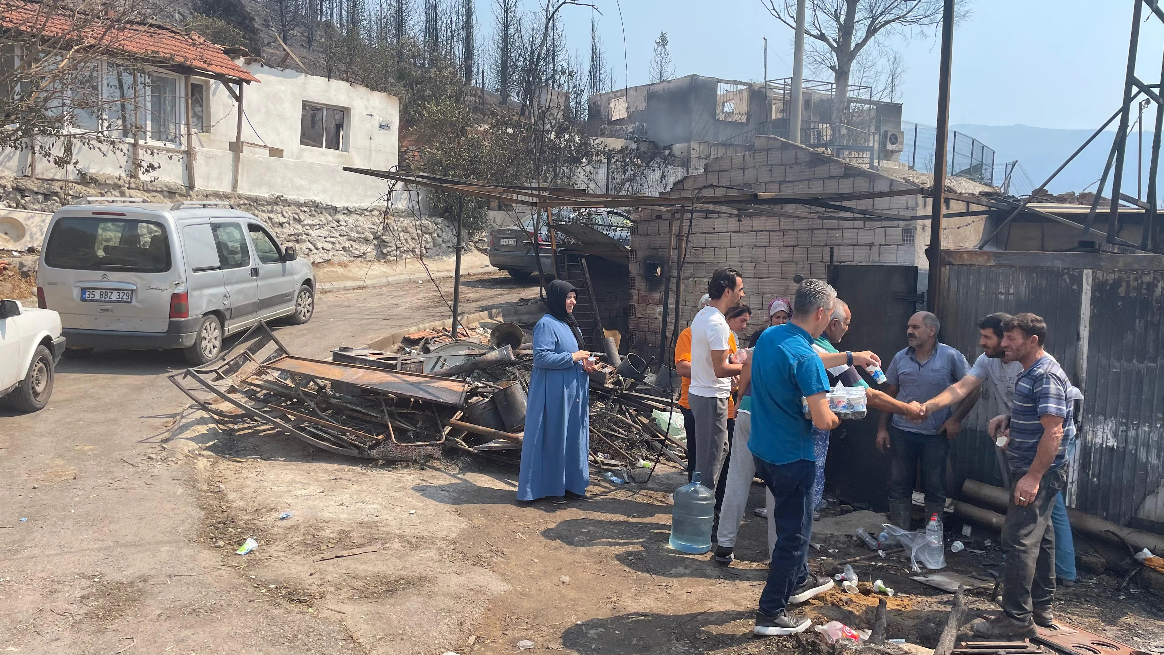 Bayraklı'da yaşanan büyük yangının ardından Bayraklı Belediyesi, mağdur olan ailelerin yaralarını sarmak için büyük bir seferberlik başlattı.