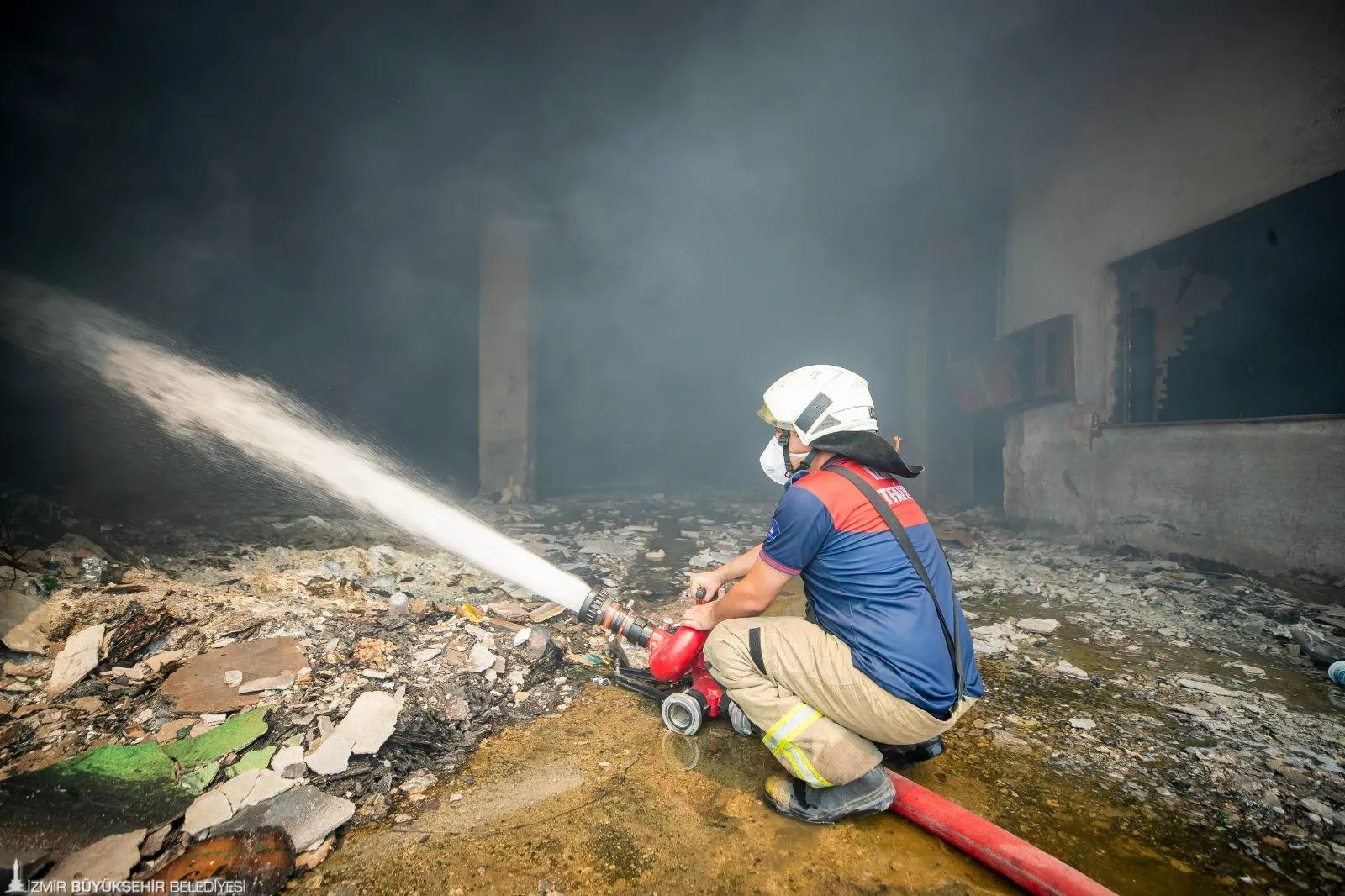 İzmir'de son 4 günde 249 yangın çıktı. Ormanlık ve otluk alanlarda çıkan yangınlara 10 ilden destek geldi. İtfaiye ekipleri, yangınları kontrol altına almak için yoğun çaba sarf etti.