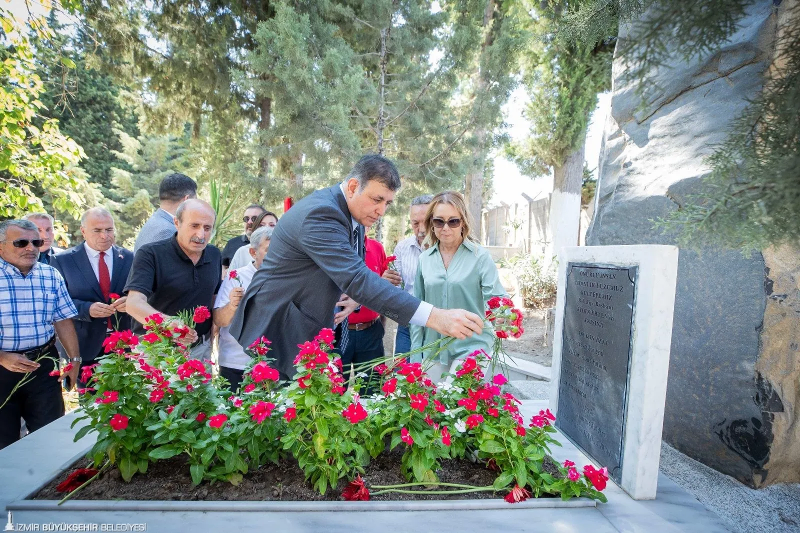 Eski Gültepe Belediye Başkanı Aydın Erten, vefatının 24. yılında sevenleri tarafından anıldı. İzmir Büyükşehir Belediye Başkanı Cemil Tugay da törene katılarak duygusal bir konuşma yaptı.