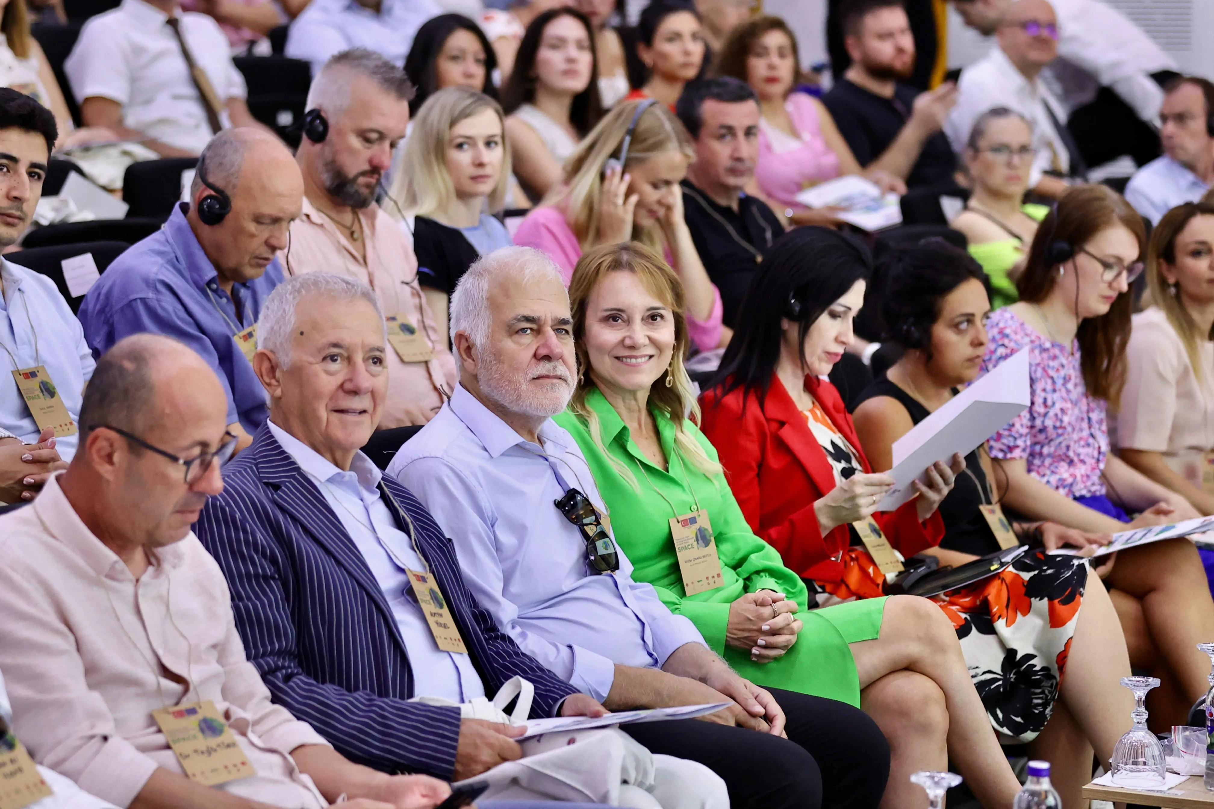 İzmir'de gerçekleşen İklim Zirvesi'nde, katılımcılar iklim değişikliğinin etkilerini azaltmak için çözüm önerileri sundu. Zirvede, yeşil bir gelecek için iş birliği yapmanın önemi vurgulandı.