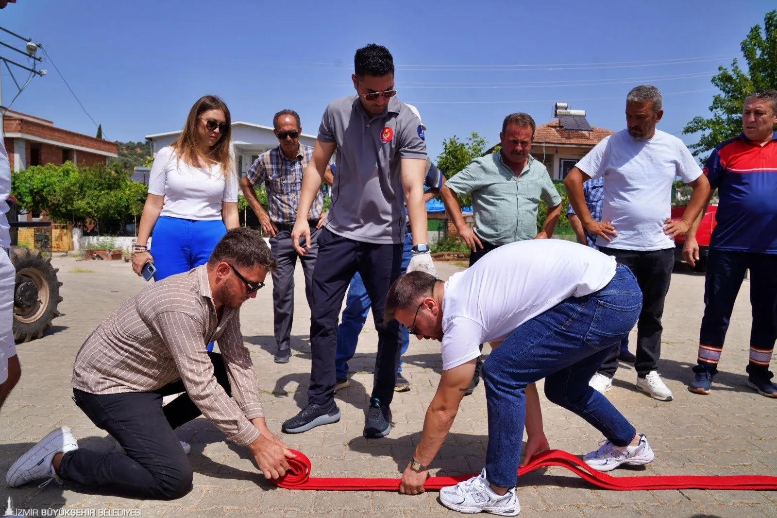 İzmir'de artan orman yangınlarına karşı İzmir Büyükşehir Belediyesi, muhtarlara yönelik yangın söndürme eğitimleri veriyor