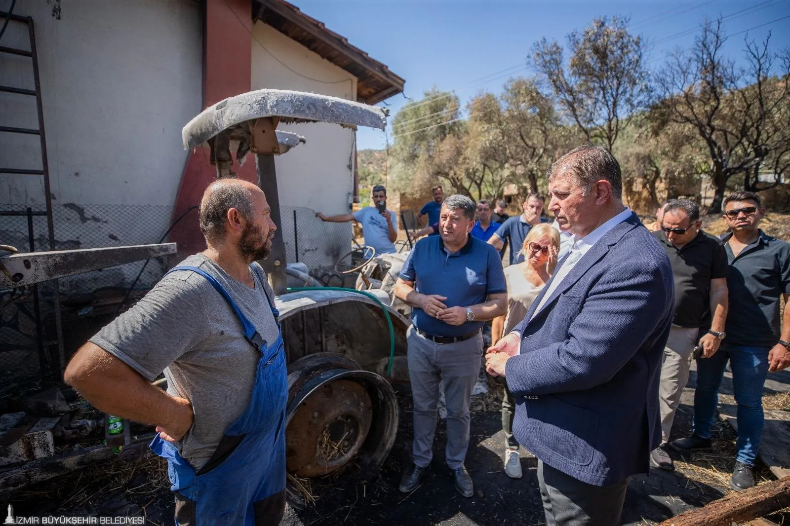 İzmir Büyükşehir Belediye Başkanı Cemil Tugay, son günlerde yaşanan büyük yangınların ardından Bayındır'ı ziyaret etti. 