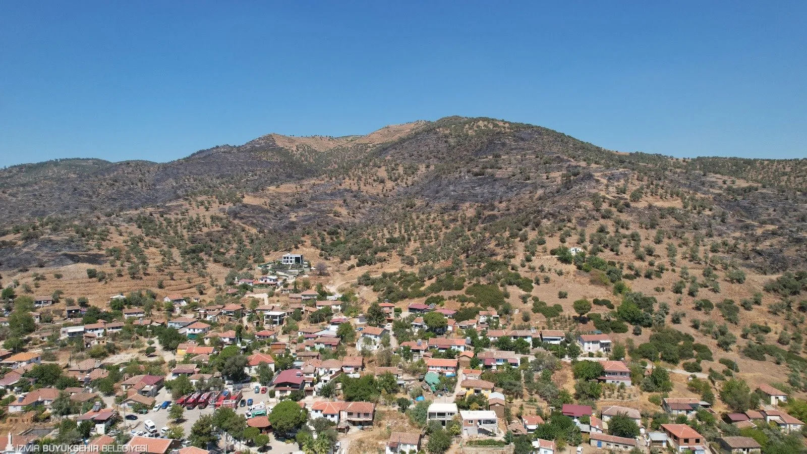 İzmir Büyükşehir Belediye Başkanı Cemil Tugay, son günlerde yaşanan büyük yangınların ardından Bayındır'ı ziyaret etti. 