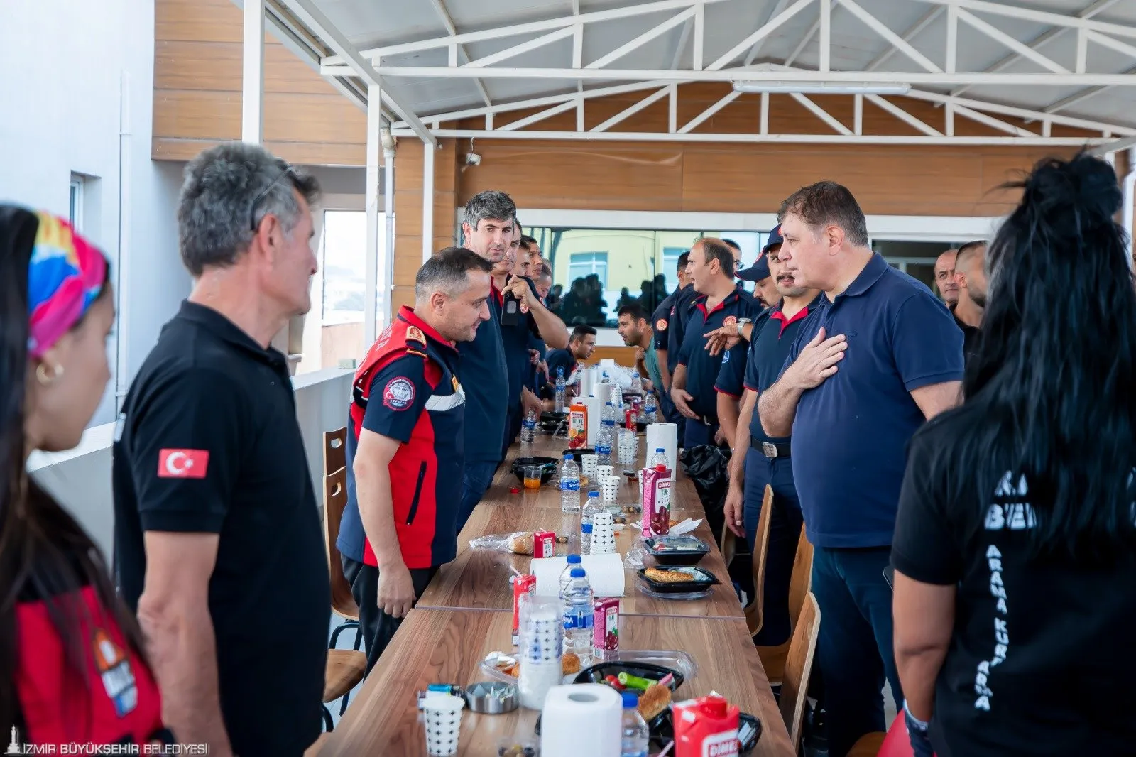 Orman yangınları nedeniyle evlerini terk etmek zorunda kalan vatandaşlar ve farklı illerden gelen itfaiye ekipleri için İzmir Büyükşehir Belediyesi kollarını sıvadı. 