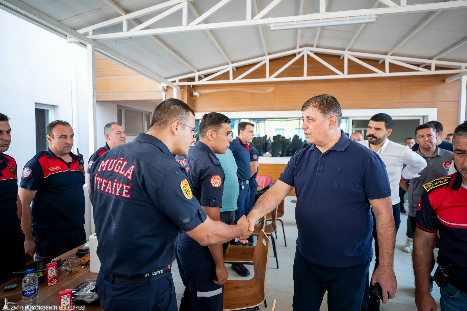 Orman yangınları nedeniyle evlerini terk etmek zorunda kalan vatandaşlar ve farklı illerden gelen itfaiye ekipleri için İzmir Büyükşehir Belediyesi kollarını sıvadı. 