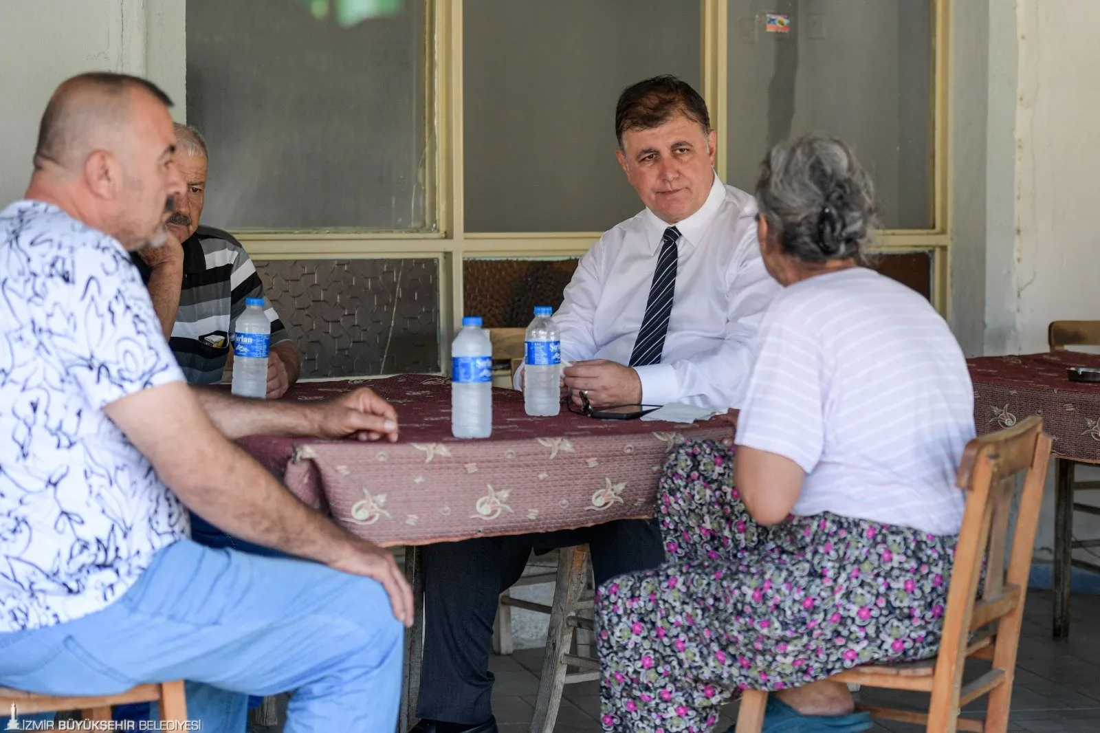 İzmir Büyükşehir Belediye Başkanı Cemil Tugay, yangınların ciddi zarar verdiği Mutluluk Ormanı'nda incelemelerde bulundu. Ağaçların kurtarılması için çalışmalar başlatıldı.