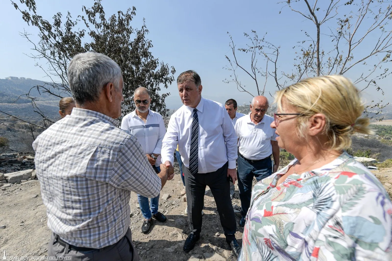 İzmir Büyükşehir Belediye Başkanı Cemil Tugay, yangınların ciddi zarar verdiği Mutluluk Ormanı'nda incelemelerde bulundu. Ağaçların kurtarılması için çalışmalar başlatıldı.