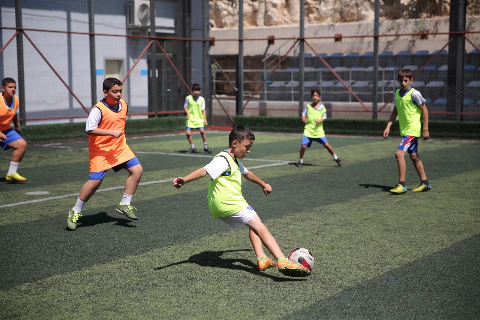 Konak Belediyesi, yaz aylarında da çocukların spor yaparak keyifli vakit geçirmeleri için ücretsiz spor kurslarına devam ediyor.