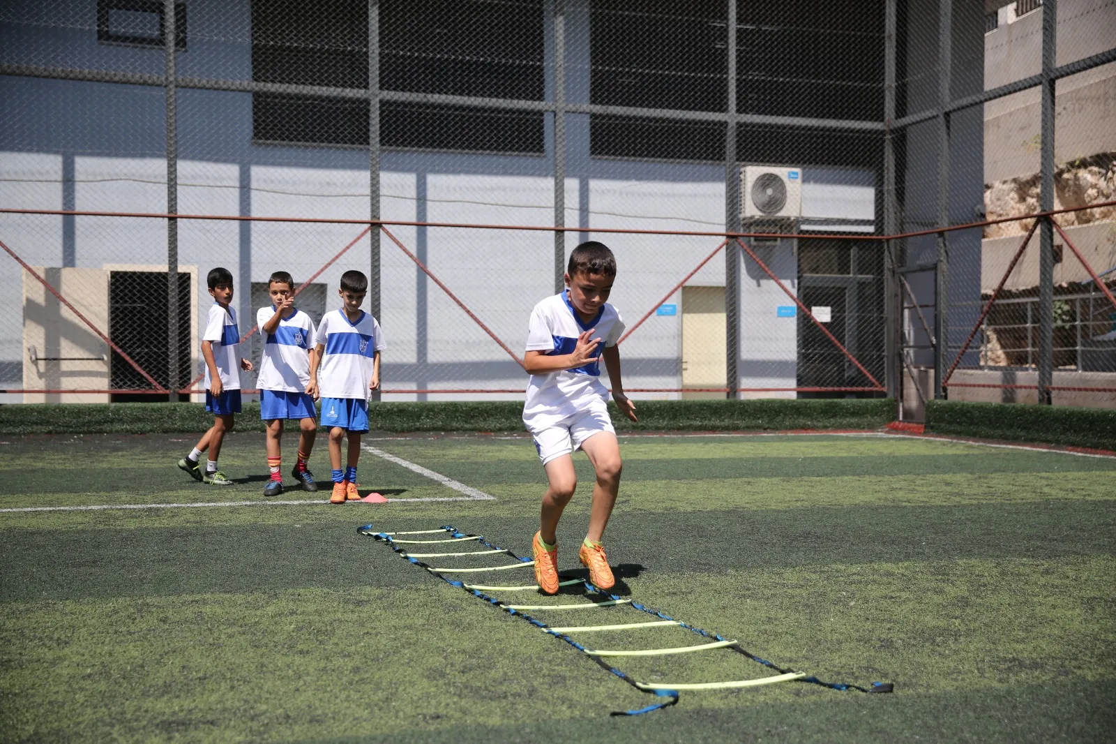 Konak Belediyesi, yaz aylarında da çocukların spor yaparak keyifli vakit geçirmeleri için ücretsiz spor kurslarına devam ediyor.