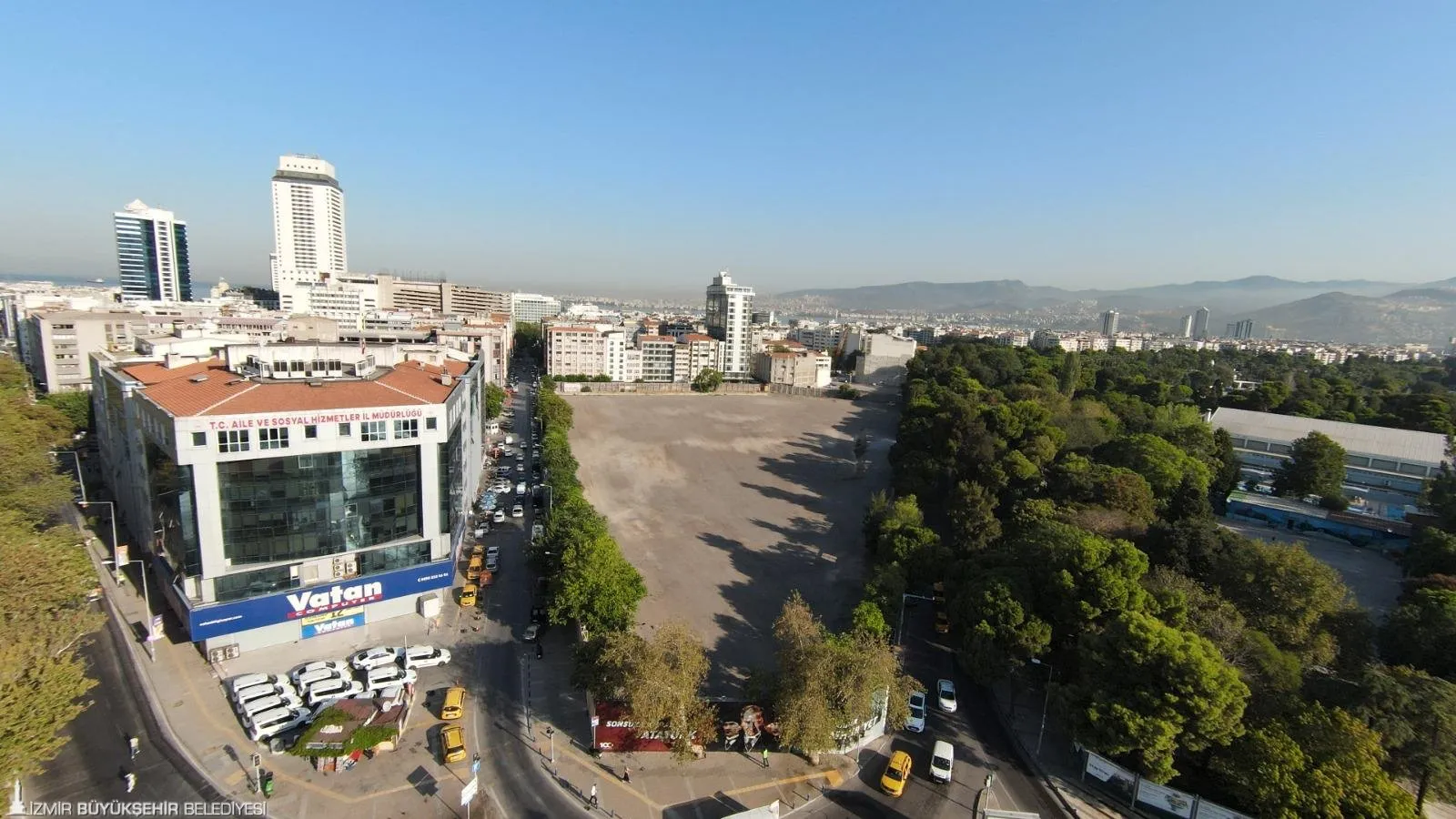 İzmir Büyükşehir Belediyesi, yıllardır çözülemeyen Basmane Çukuru sorununu ortadan kaldırmak ve depremde hasar gören belediye hizmet binasını yeniden inşa etmek için önemli bir adım attı.