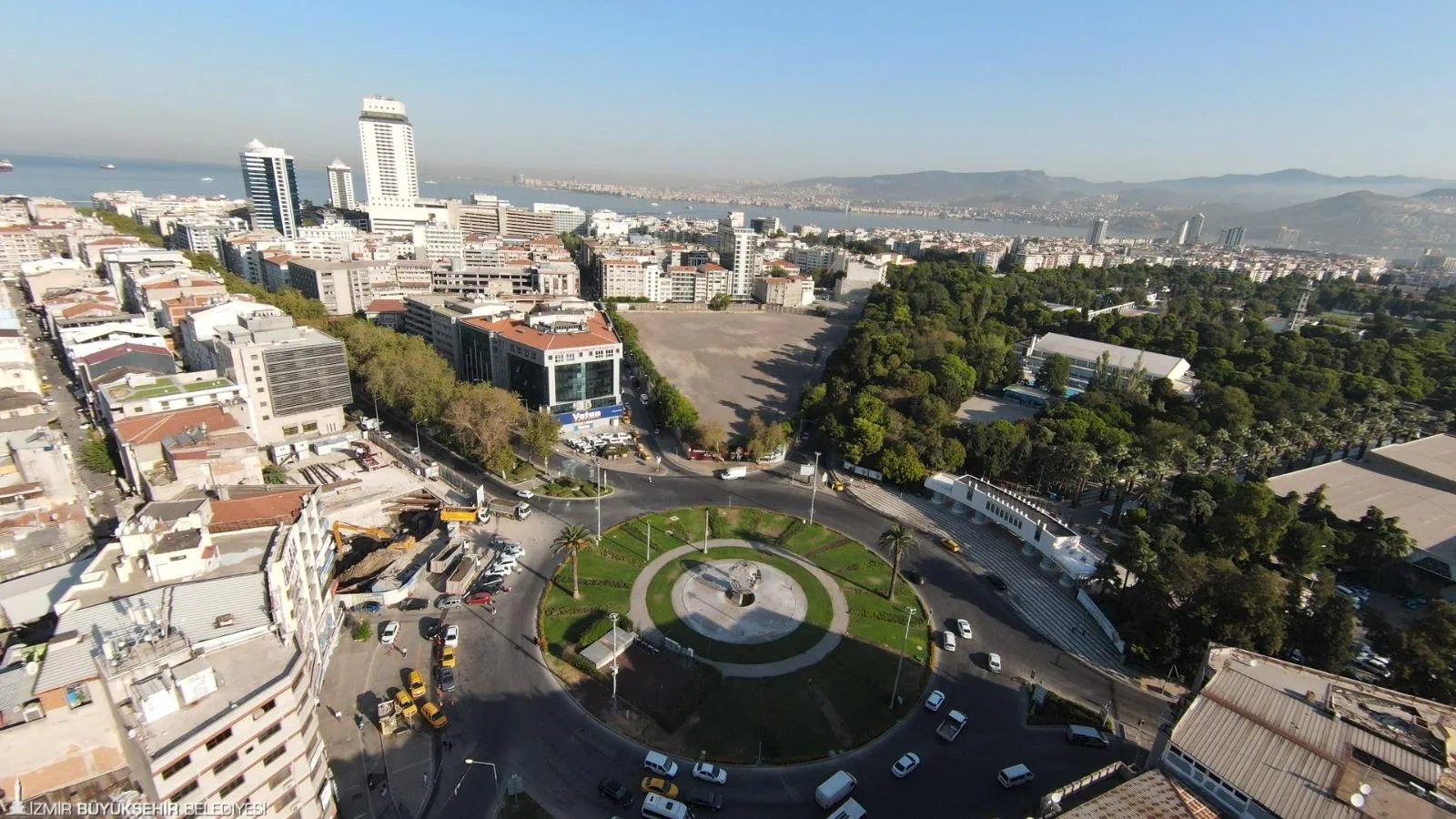 İzmir Büyükşehir Belediyesi, yıllardır çözülemeyen Basmane Çukuru sorununu ortadan kaldırmak ve depremde hasar gören belediye hizmet binasını yeniden inşa etmek için önemli bir adım attı.