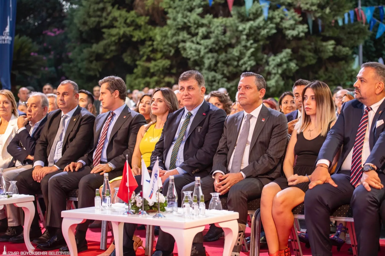 İEF, bu yıl 93'üncü kez kapılarını açtı. "Teknoloji" temasının öne çıktığı fuarda, CHP Genel Başkanı Özgür Özel ve dünyaca ünlü robot Sophia'nın katılımıyla görkemli bir açılış töreni düzenlendi