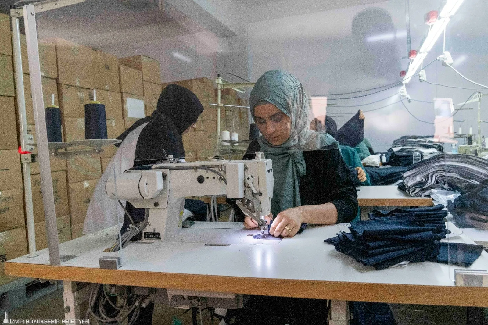 İzmir Büyükşehir Belediyesi Meslek Fabrikası'nda eğitim alan kadınlar, tekstil sektöründe iş bulma fırsatı yakaladı