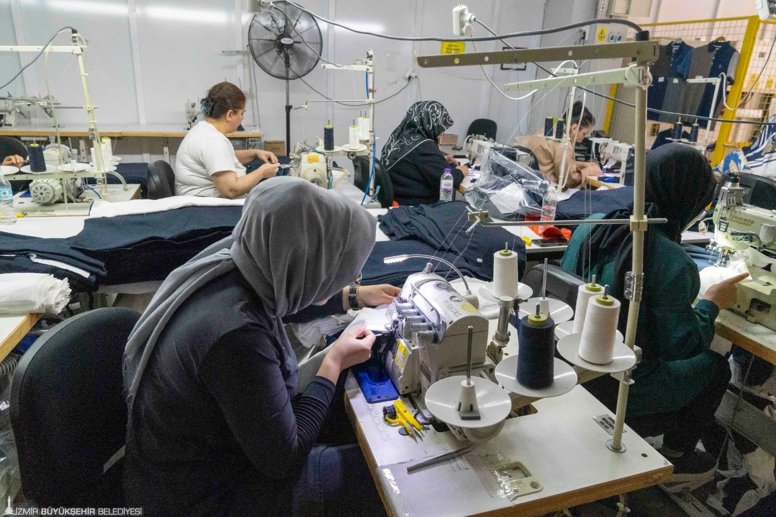 İzmir Büyükşehir Belediyesi Meslek Fabrikası'nda eğitim alan kadınlar, tekstil sektöründe iş bulma fırsatı yakaladı