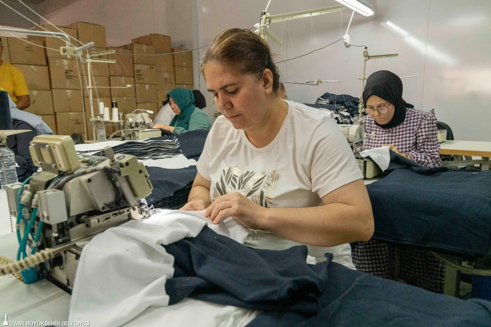 İzmir Büyükşehir Belediyesi Meslek Fabrikası'nda eğitim alan kadınlar, tekstil sektöründe iş bulma fırsatı yakaladı