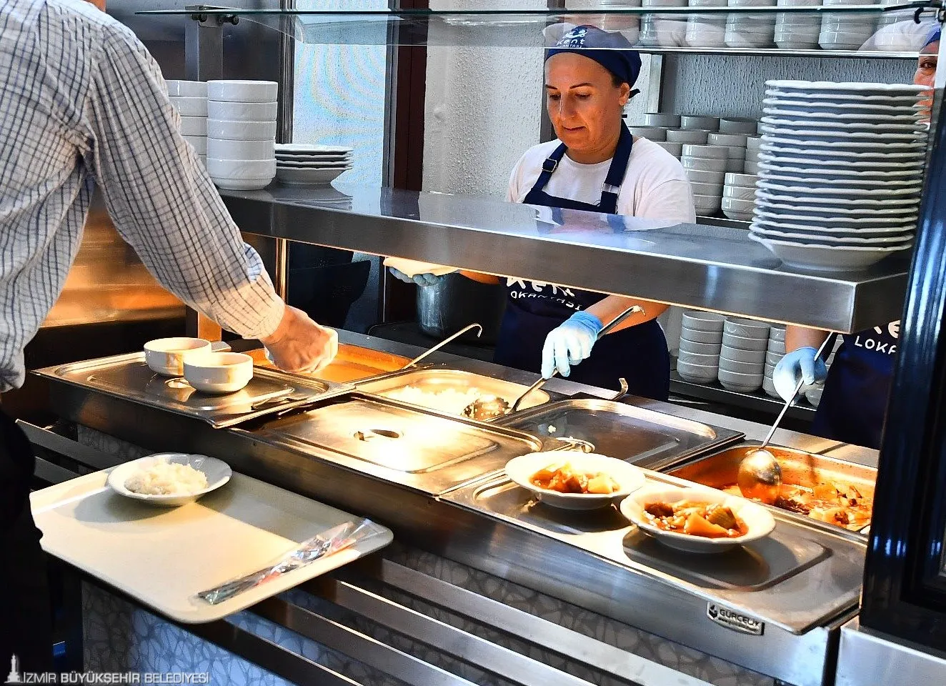 İzmir Büyükşehir Belediye Başkanı Cemil Tugay'ın seçim vaadi olan Kent Lokantaları, Karabağlar'da yeni bir şubeyle hizmete girdi.