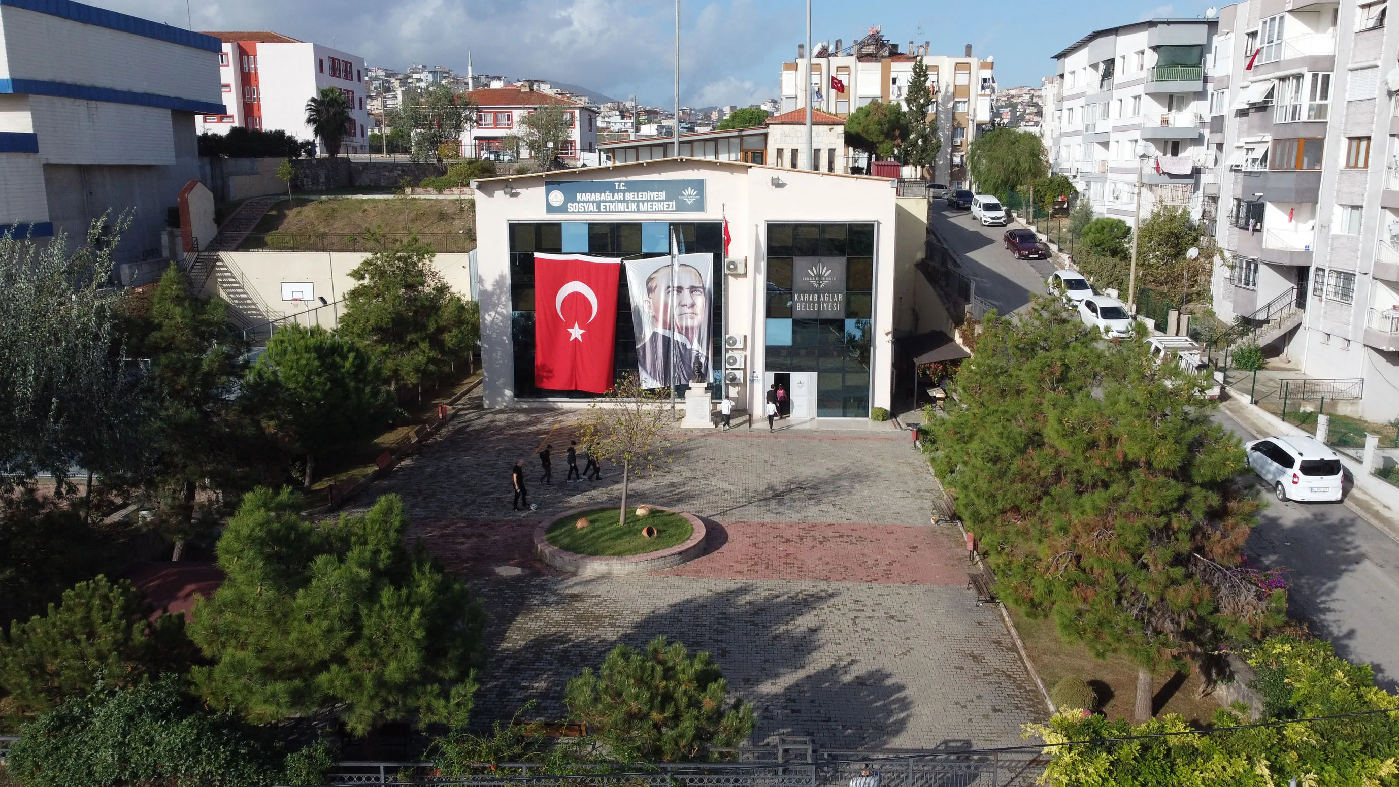 Karabağlar Belediyesi’nin Sosyal Etkinlik Merkezi KARBEM, YKS’de öğrencilerin yüzde 81’ini üniversiteye yerleştirerek büyük bir başarıya imza attı.