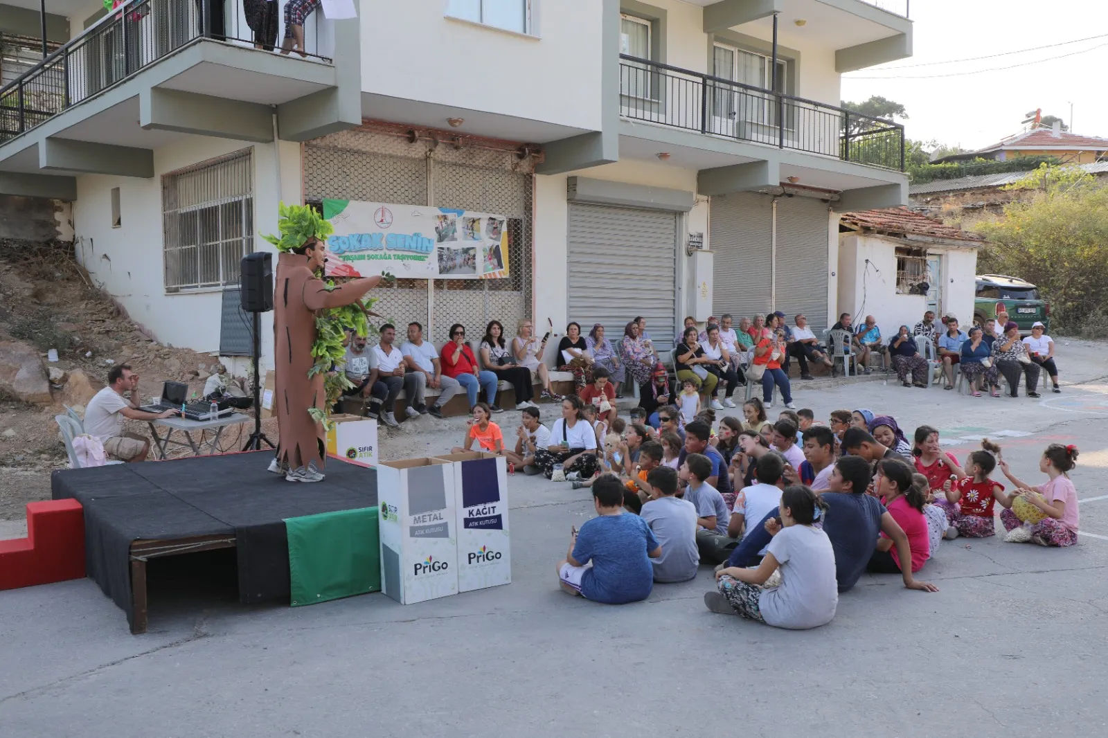 İzmir'in en büyük yangınlarından etkilenen Sancaklı Mahallesi'nde Karşıyaka Belediyesi'nin düzenlediği 'Sokak Senin' etkinliğiyle çocuklar eğlendi ve moral buldu.