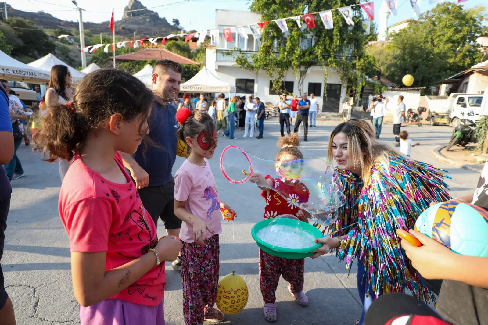 İzmir'in en büyük yangınlarından etkilenen Sancaklı Mahallesi'nde Karşıyaka Belediyesi'nin düzenlediği 'Sokak Senin' etkinliğiyle çocuklar eğlendi ve moral buldu.