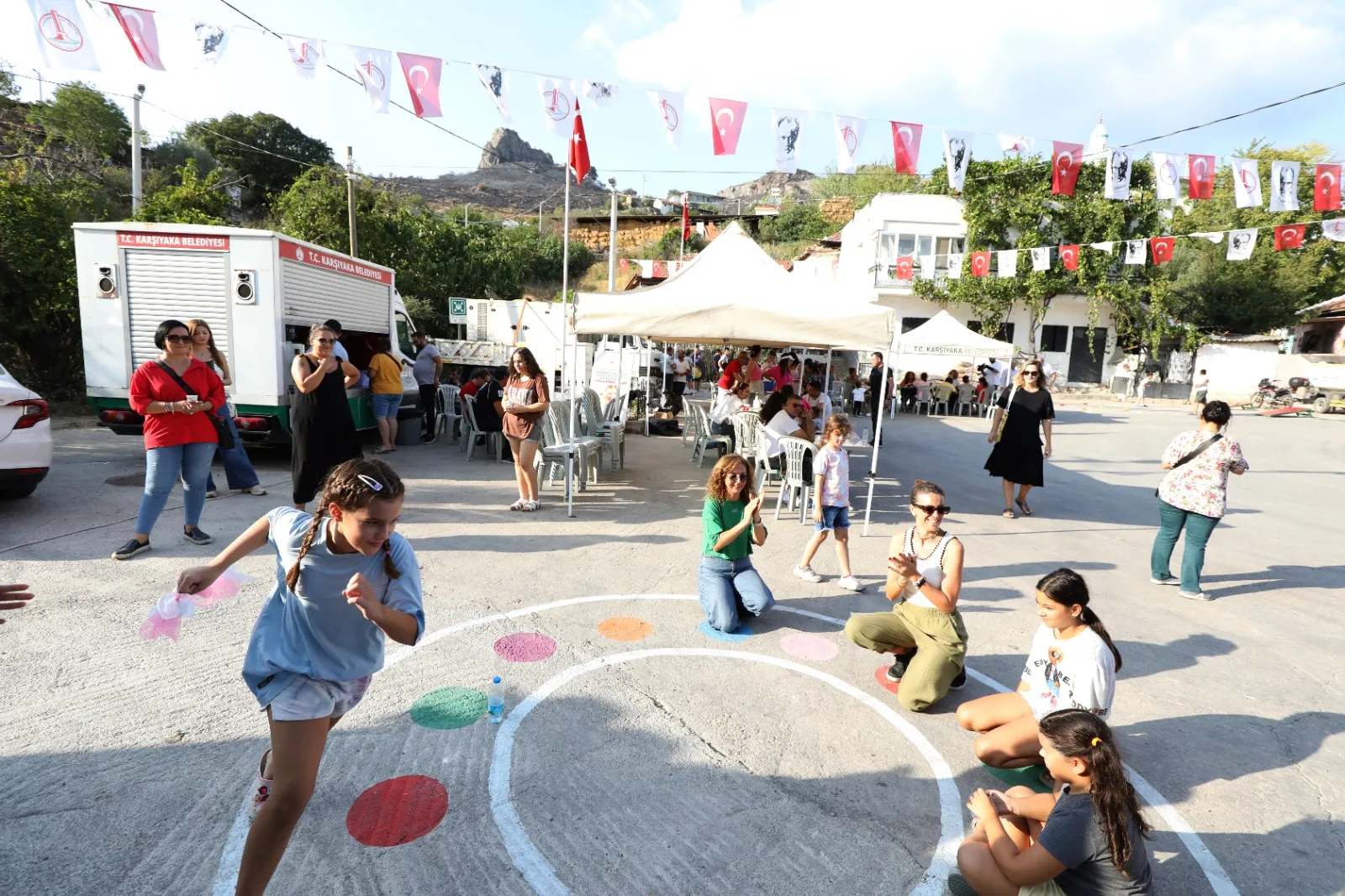 İzmir'in en büyük yangınlarından etkilenen Sancaklı Mahallesi'nde Karşıyaka Belediyesi'nin düzenlediği 'Sokak Senin' etkinliğiyle çocuklar eğlendi ve moral buldu.