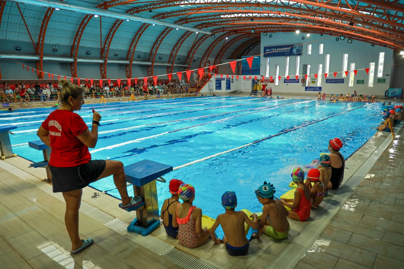 Karşıyaka Belediyesi'nin Haziran ayından bu yana hizmet verdiği Yarı Olimpik Kapalı Yüzme Havuzu, 7 bin kişiye yüzme sporunu tanıttı. 