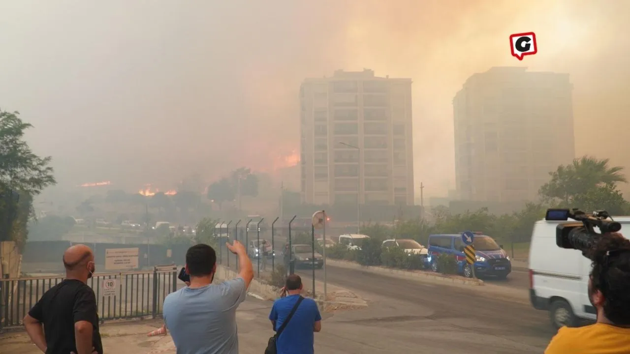 Karşıyaka Yamanlar Dağı Yanıyor: Evler Tahliye Edildi