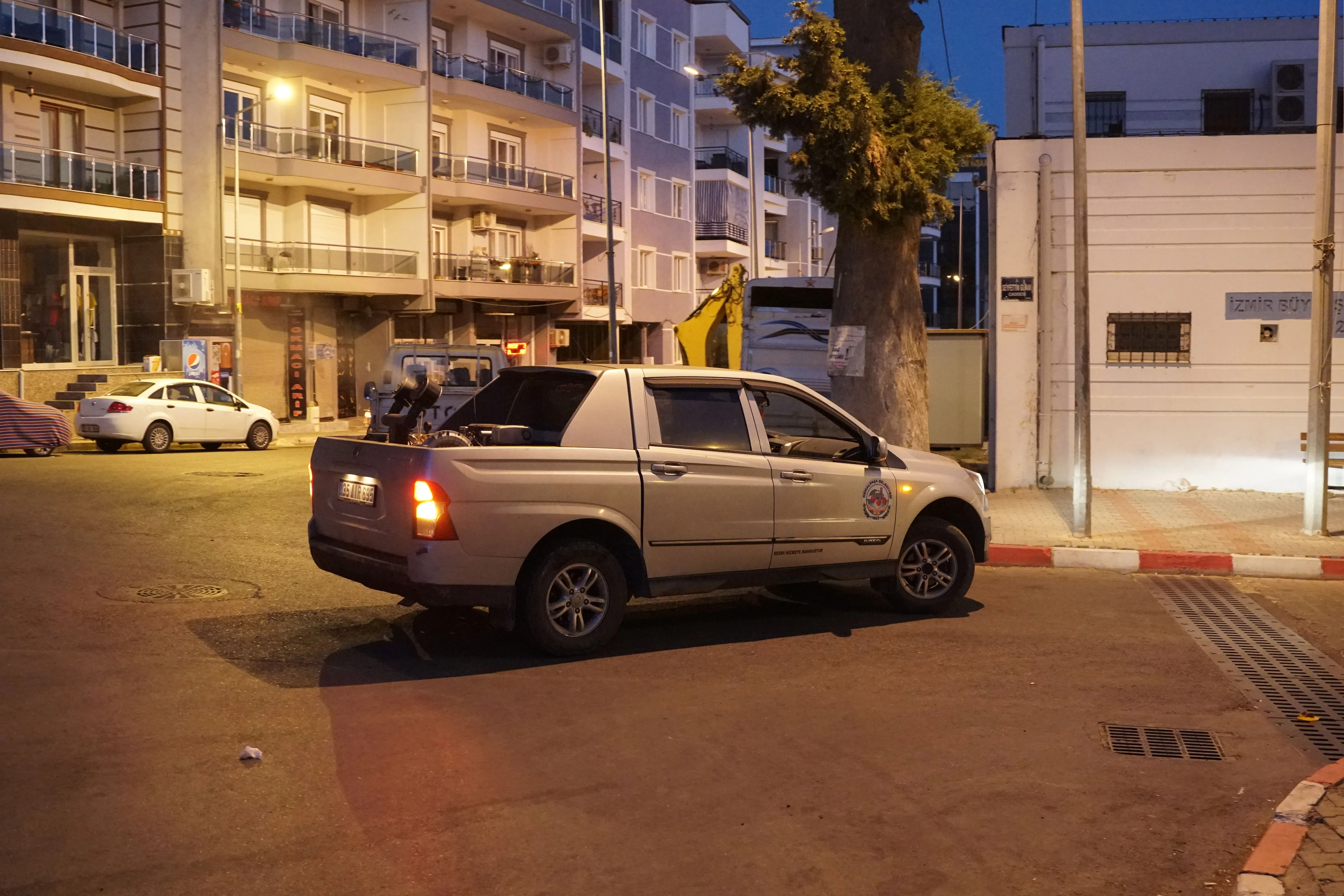 zmir'in en büyük kanatlı hayvancılık merkezlerinden biri olan Kemalpaşa'da, belediye ekipleri yaz aylarında artan sinek ve haşere popülasyonuna karşı yoğun bir mücadele veriyor.