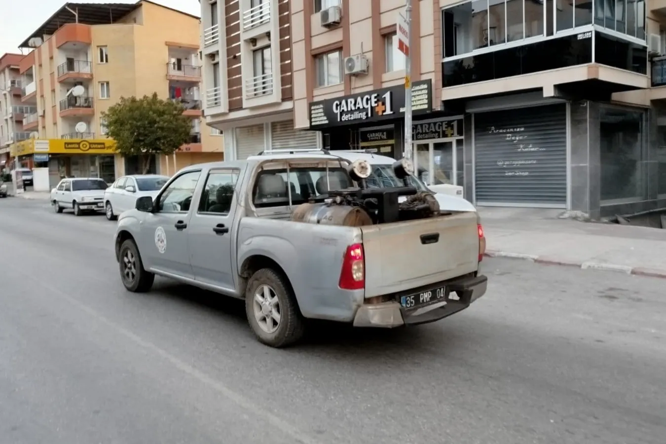 zmir'in en büyük kanatlı hayvancılık merkezlerinden biri olan Kemalpaşa'da, belediye ekipleri yaz aylarında artan sinek ve haşere popülasyonuna karşı yoğun bir mücadele veriyor.