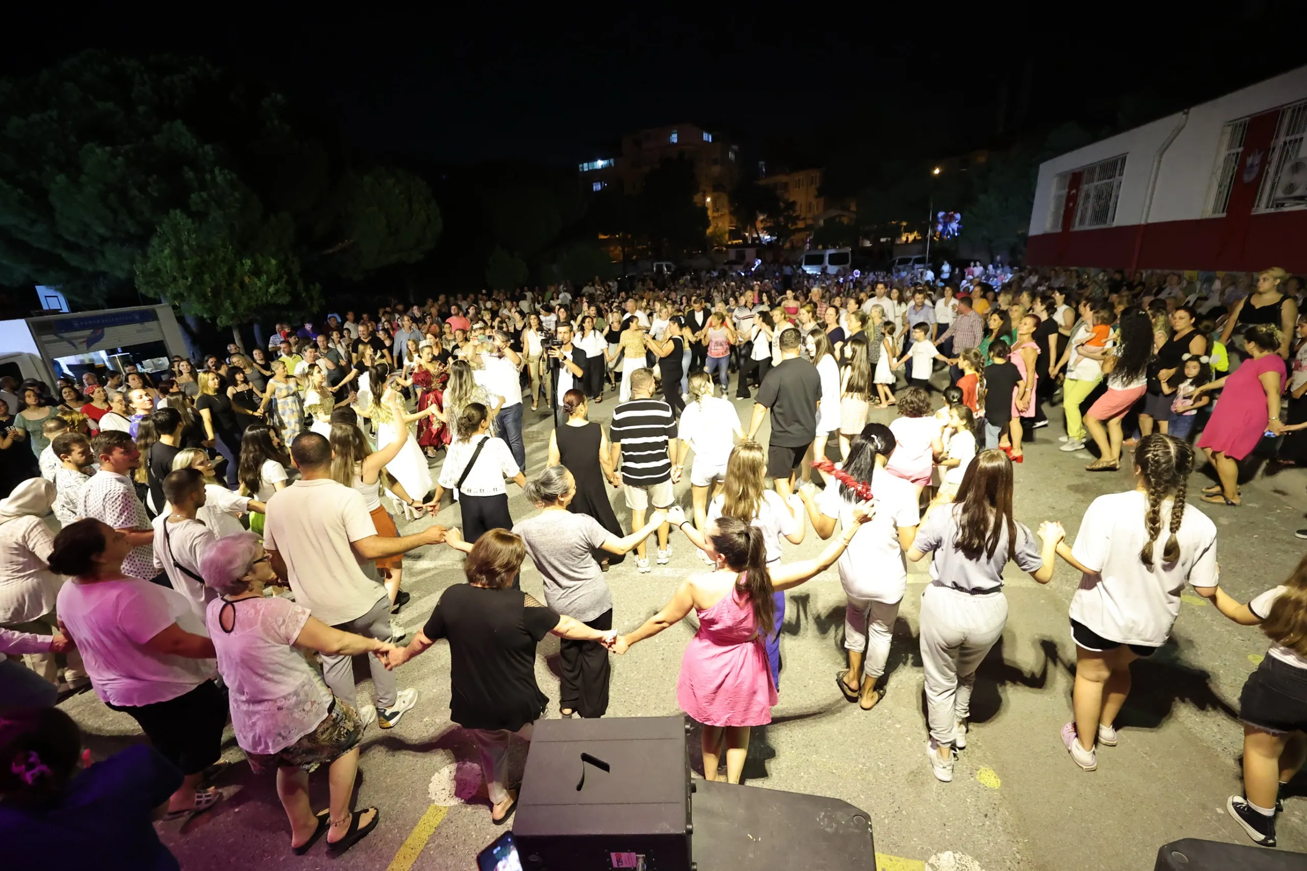 17. Gültepe Rumeli Şenliği'nde Balkan kültürünün tüm renkleri bir araya geldi. Göçmen halayları, konserler ve geleneksel kıyafetler defilesiyle şenlik, katılımcılara unutulmaz bir deneyim yaşattı.