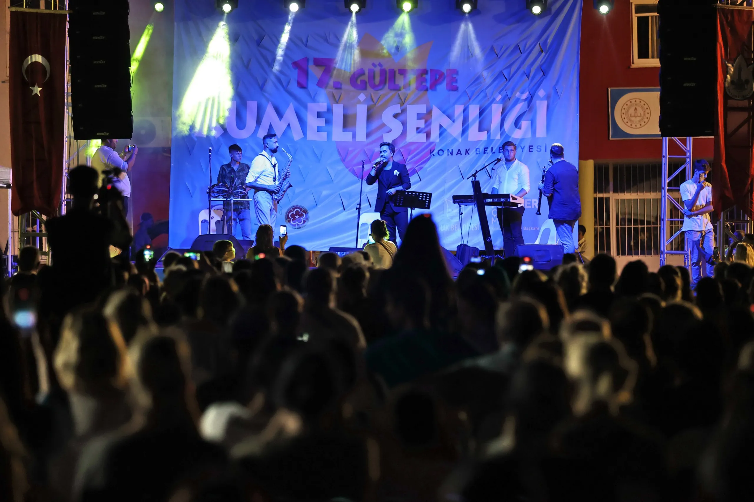 17. Gültepe Rumeli Şenliği'nde Balkan kültürünün tüm renkleri bir araya geldi. Göçmen halayları, konserler ve geleneksel kıyafetler defilesiyle şenlik, katılımcılara unutulmaz bir deneyim yaşattı.