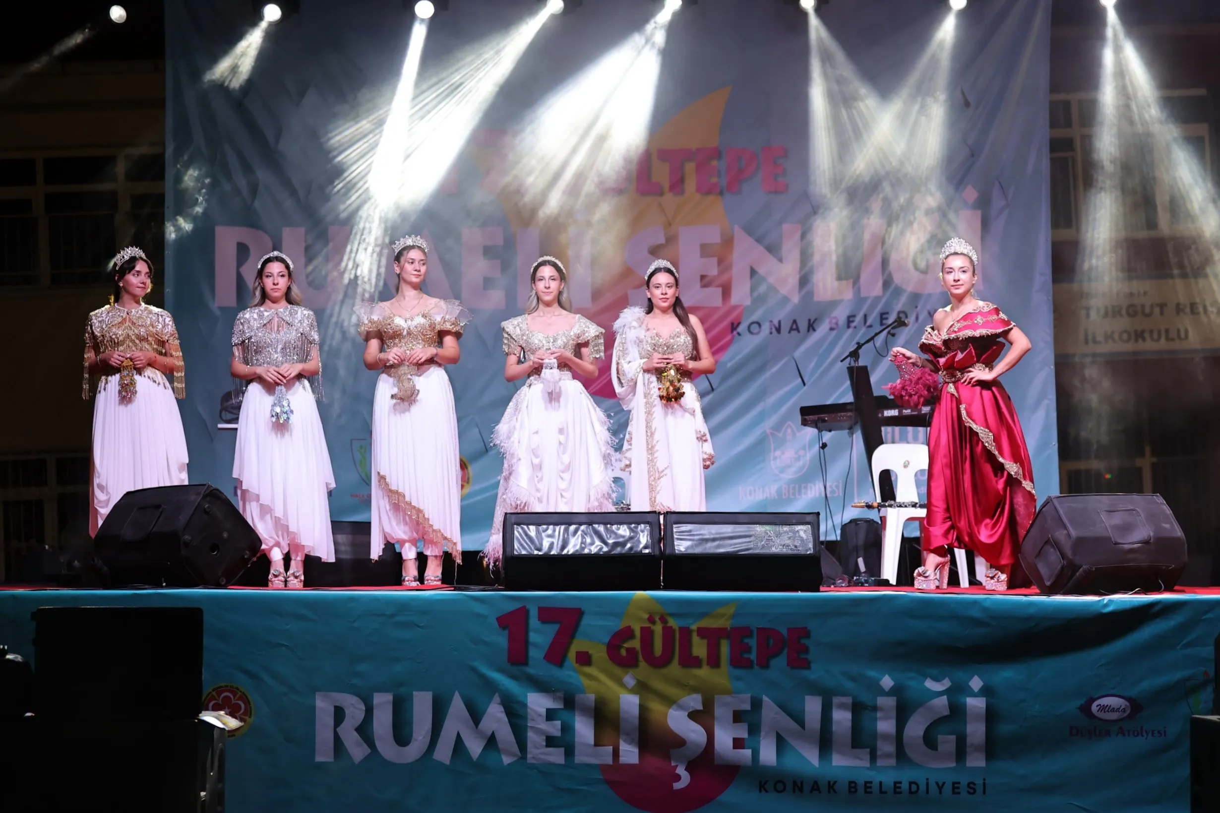 17. Gültepe Rumeli Şenliği'nde Balkan kültürünün tüm renkleri bir araya geldi. Göçmen halayları, konserler ve geleneksel kıyafetler defilesiyle şenlik, katılımcılara unutulmaz bir deneyim yaşattı.