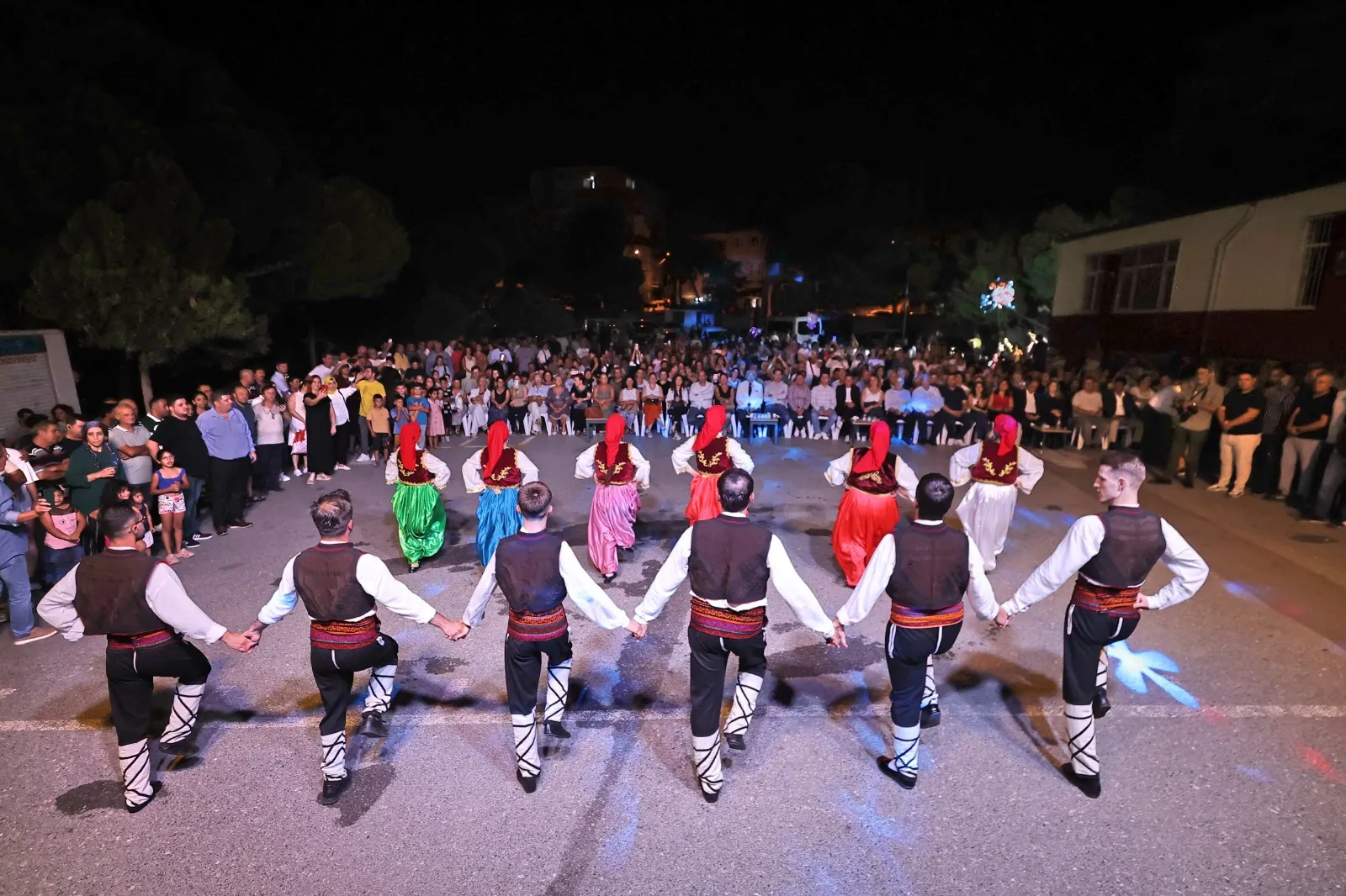 17. Gültepe Rumeli Şenliği'nde Balkan kültürünün tüm renkleri bir araya geldi. Göçmen halayları, konserler ve geleneksel kıyafetler defilesiyle şenlik, katılımcılara unutulmaz bir deneyim yaşattı.