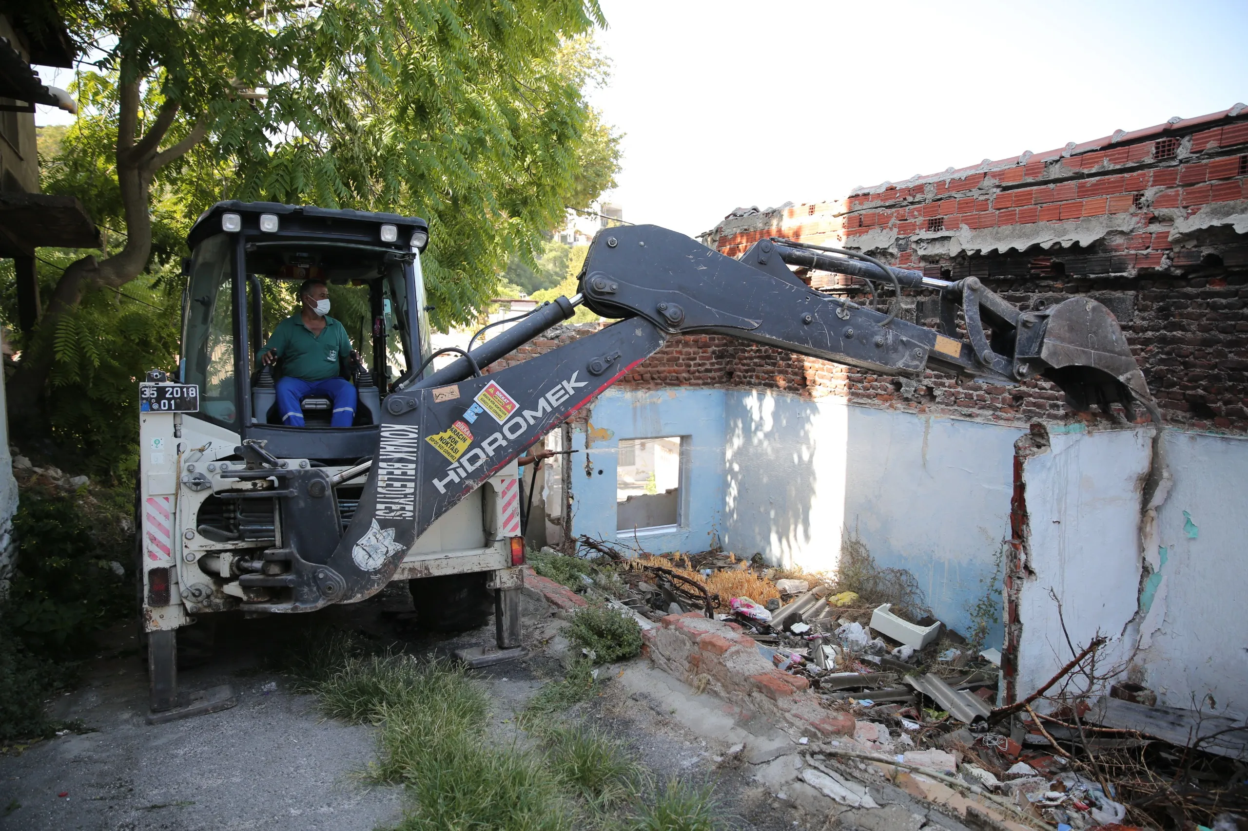 Konak Belediyesi, vatandaşların güvenliği için ilçedeki metruk binaları yıkmaya devam ediyor. Son olarak Ferahlı Mahallesi'ndeki bir bina yıkıldı. 