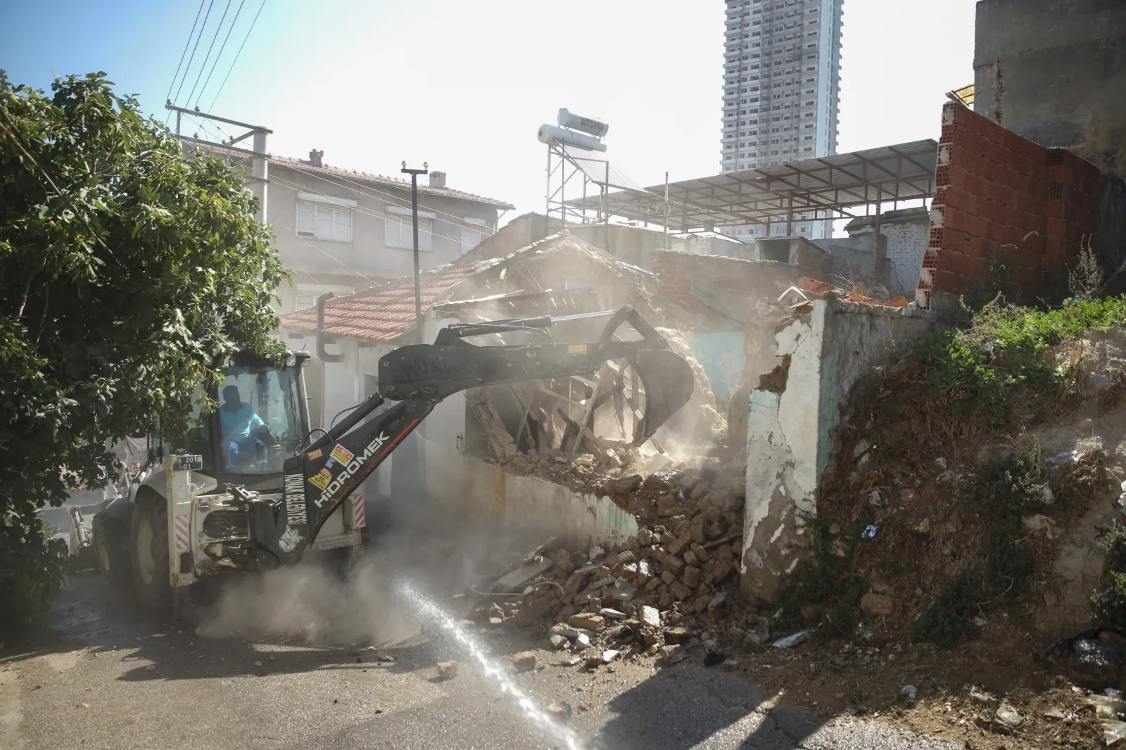 Konak Belediyesi, vatandaşların güvenliği için ilçedeki metruk binaları yıkmaya devam ediyor. Son olarak Ferahlı Mahallesi'ndeki bir bina yıkıldı. 