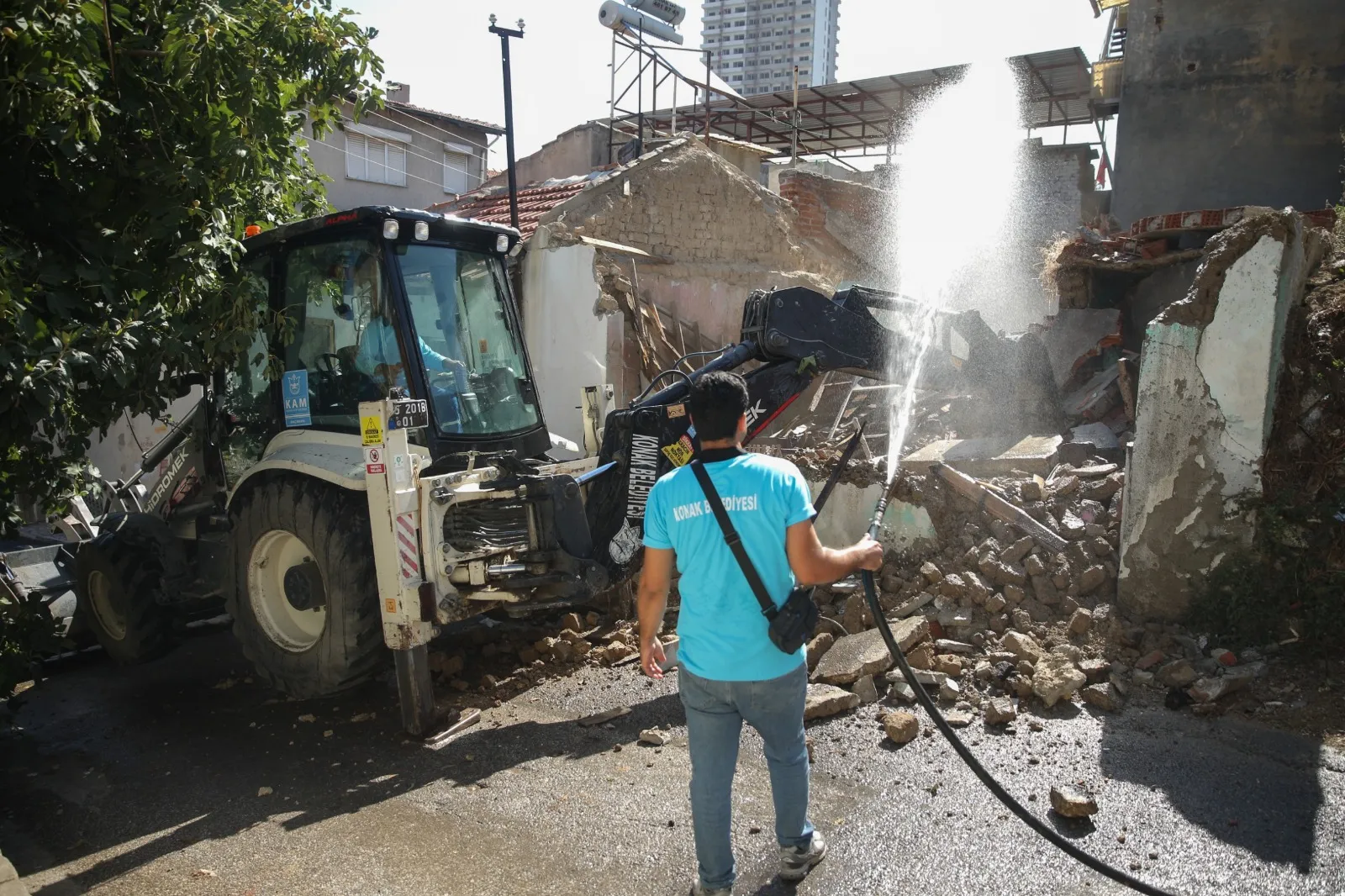 Konak Belediyesi, vatandaşların güvenliği için ilçedeki metruk binaları yıkmaya devam ediyor. Son olarak Ferahlı Mahallesi'ndeki bir bina yıkıldı. 